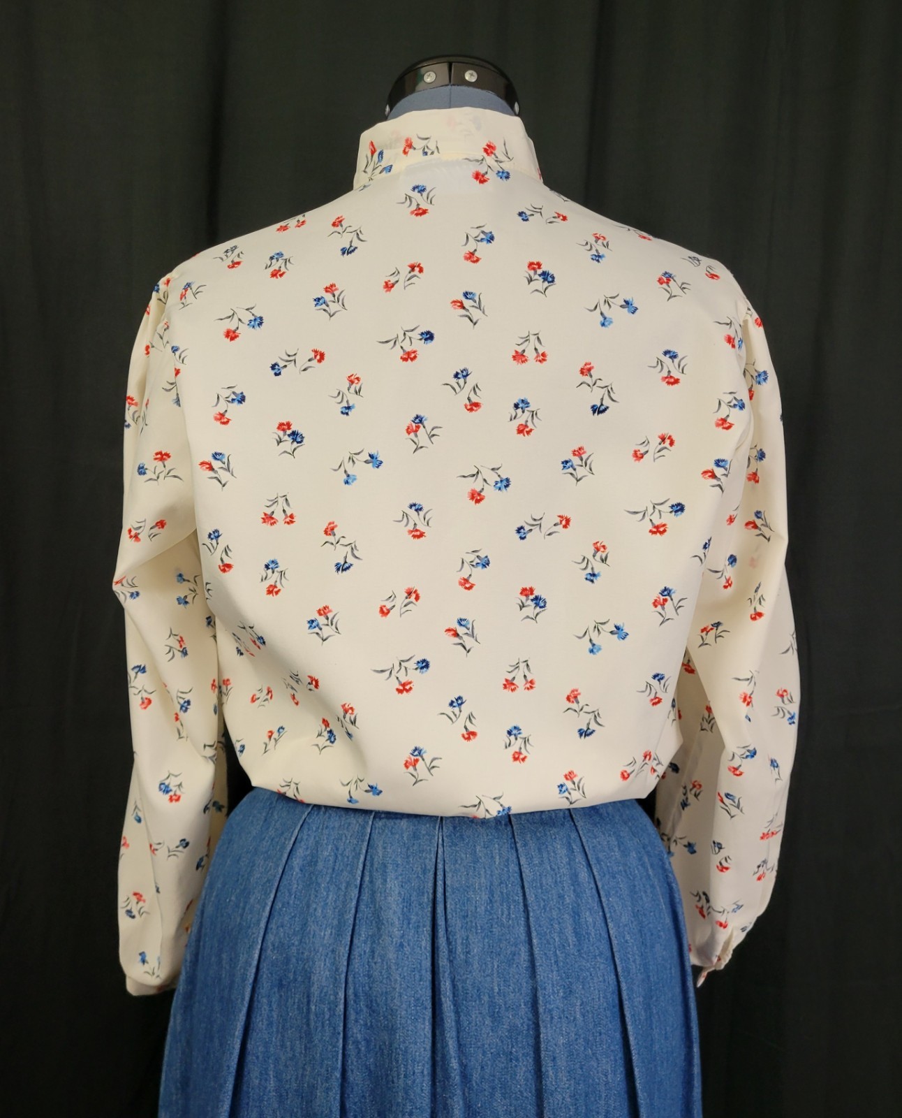 Vintage Lady Holiday Cream Button Down Blouse w Blue & Red Florals Size M/L?
