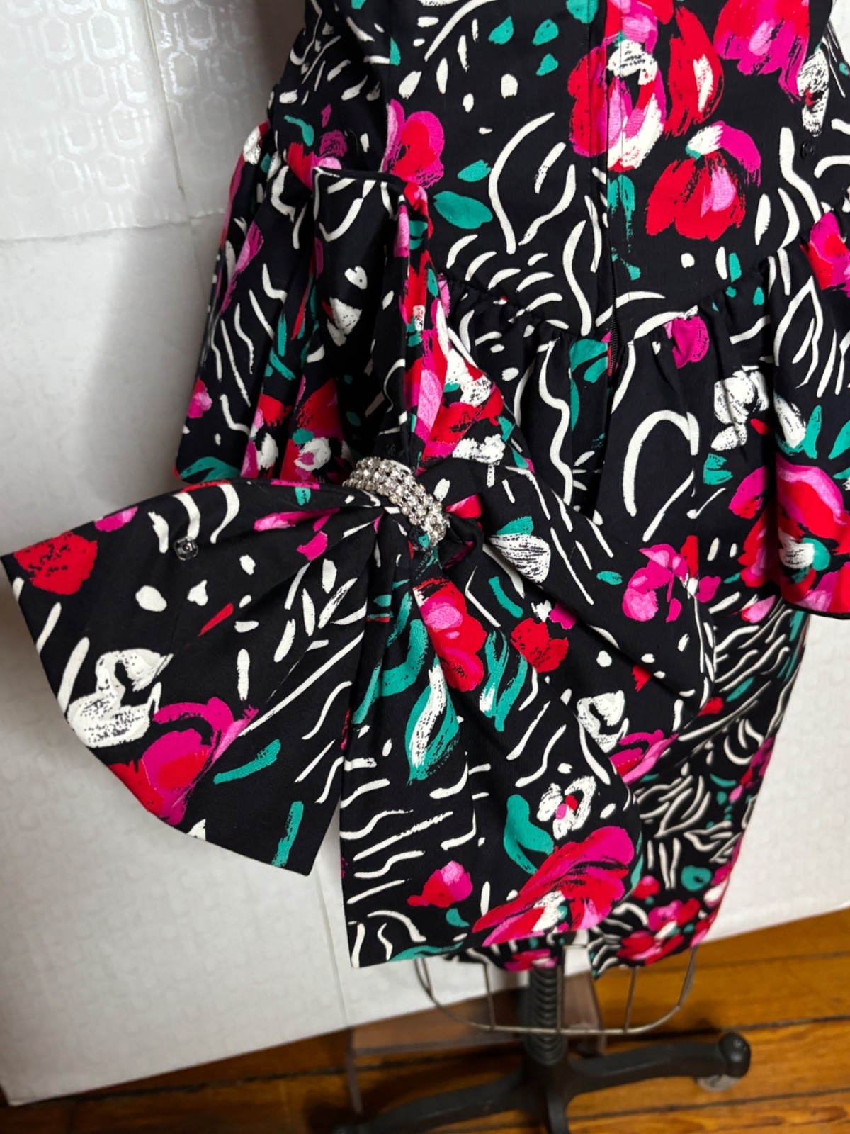 VTG 90&rsquo;S R&K BLACK&PINK GRAPHIC FLORAL STRAPLESS PEPLUM BACK BOW PARTY DRESS*M