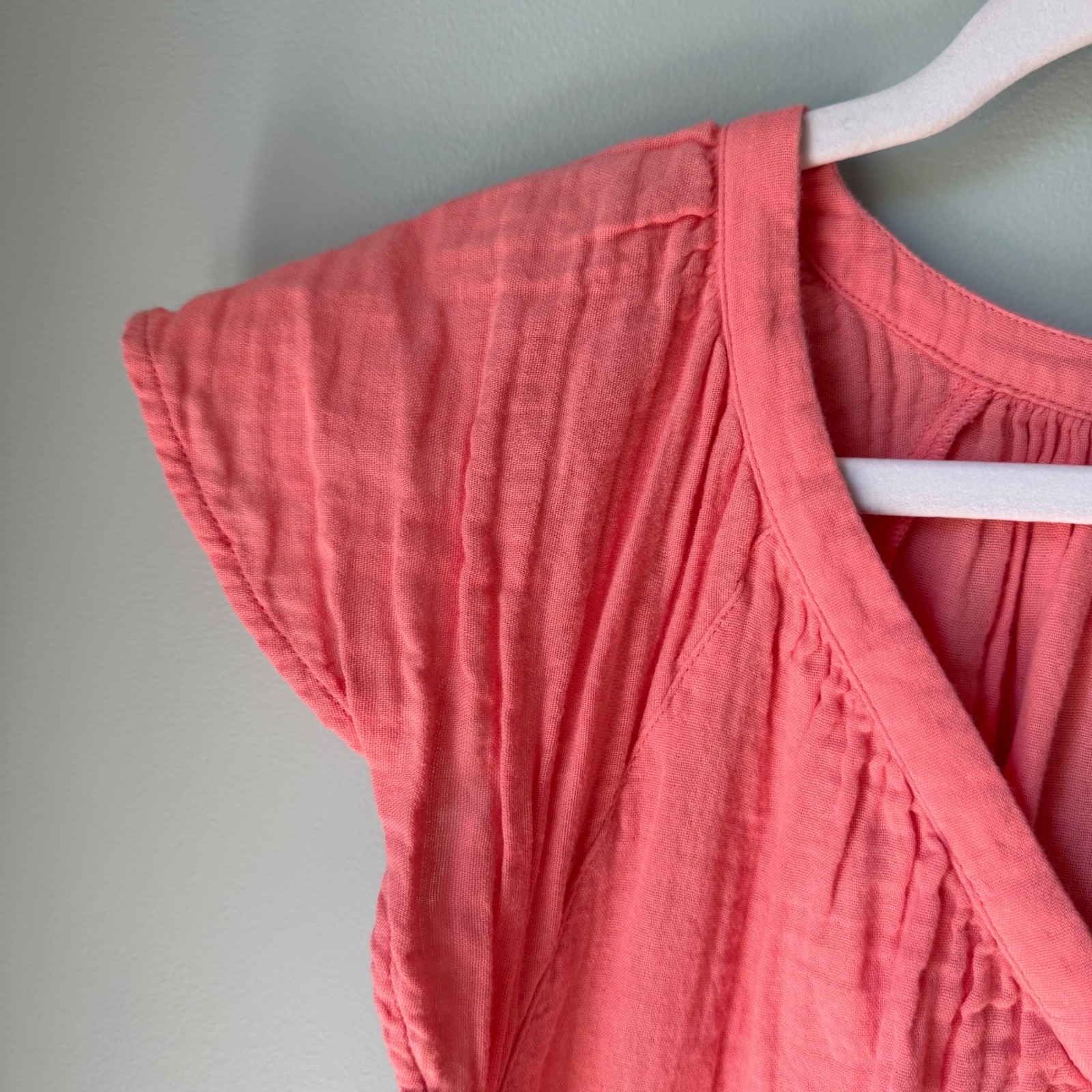 Old Navy Crinkle Gauze Flutter Sleeve Peach Dress V-Neck Tiered Pockets Medium