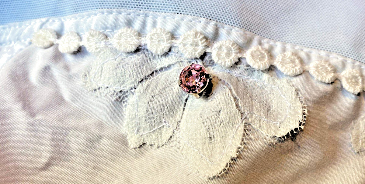 VTG BuLLeT BrA DoLLcORe AvAnT RhInEsToNeS PlEaTs LAcE ChAIn PearLS 46 48 E NWT