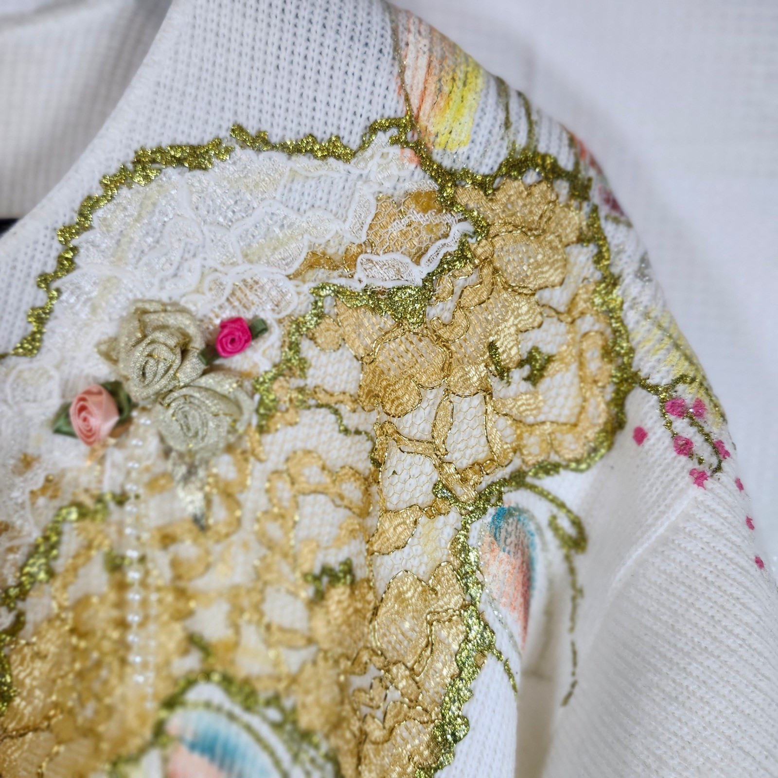 Vintage Facade Los Angeles White Floral Embellished Sweater 3D Roses Gold Lace