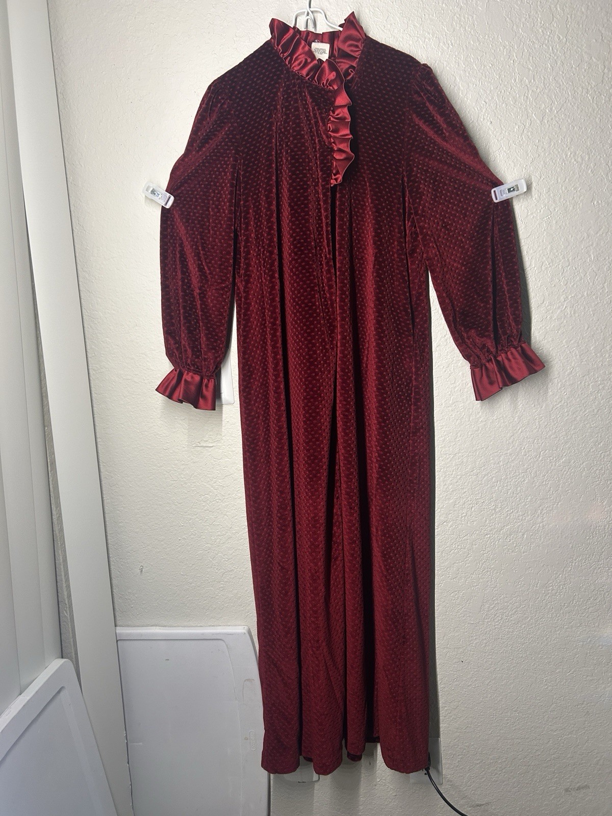 Vintage70’/80’sDonna Richard for Gilligan & O&rsquo;Malley Burgundy Velvet Robe Ruffle