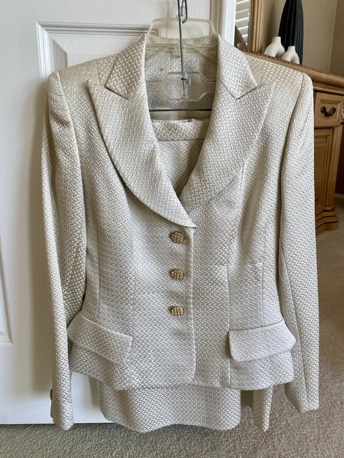 90’s Vintage Women’s Ivory/Cream Skirt Suit – Size 6 – Made In USA