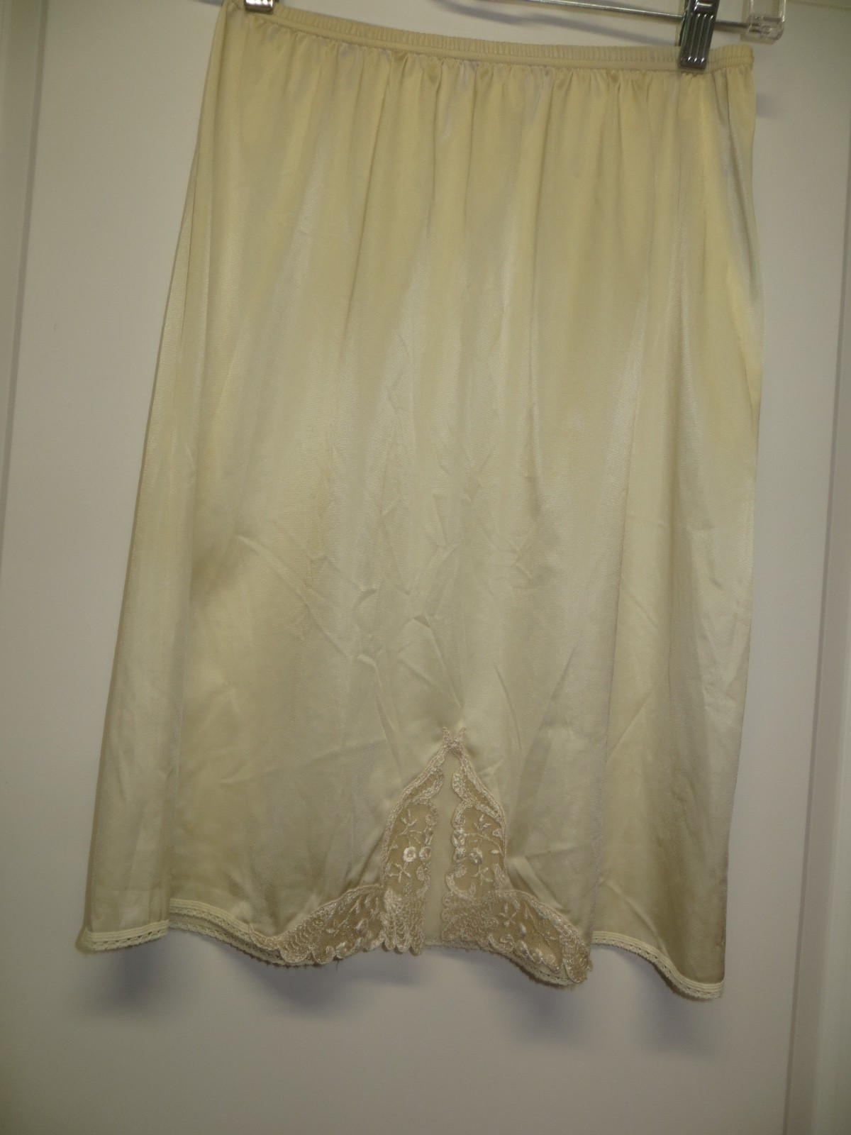 Vintage Vanity Fair Half Slip – Off-White Color – Size Medium – 22&Prime; Long
