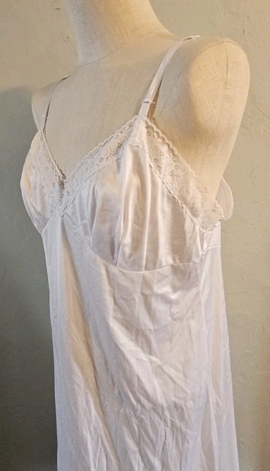 Vanity Fair Size 38 White Silky Soft Nylon Full Slip w/Lace