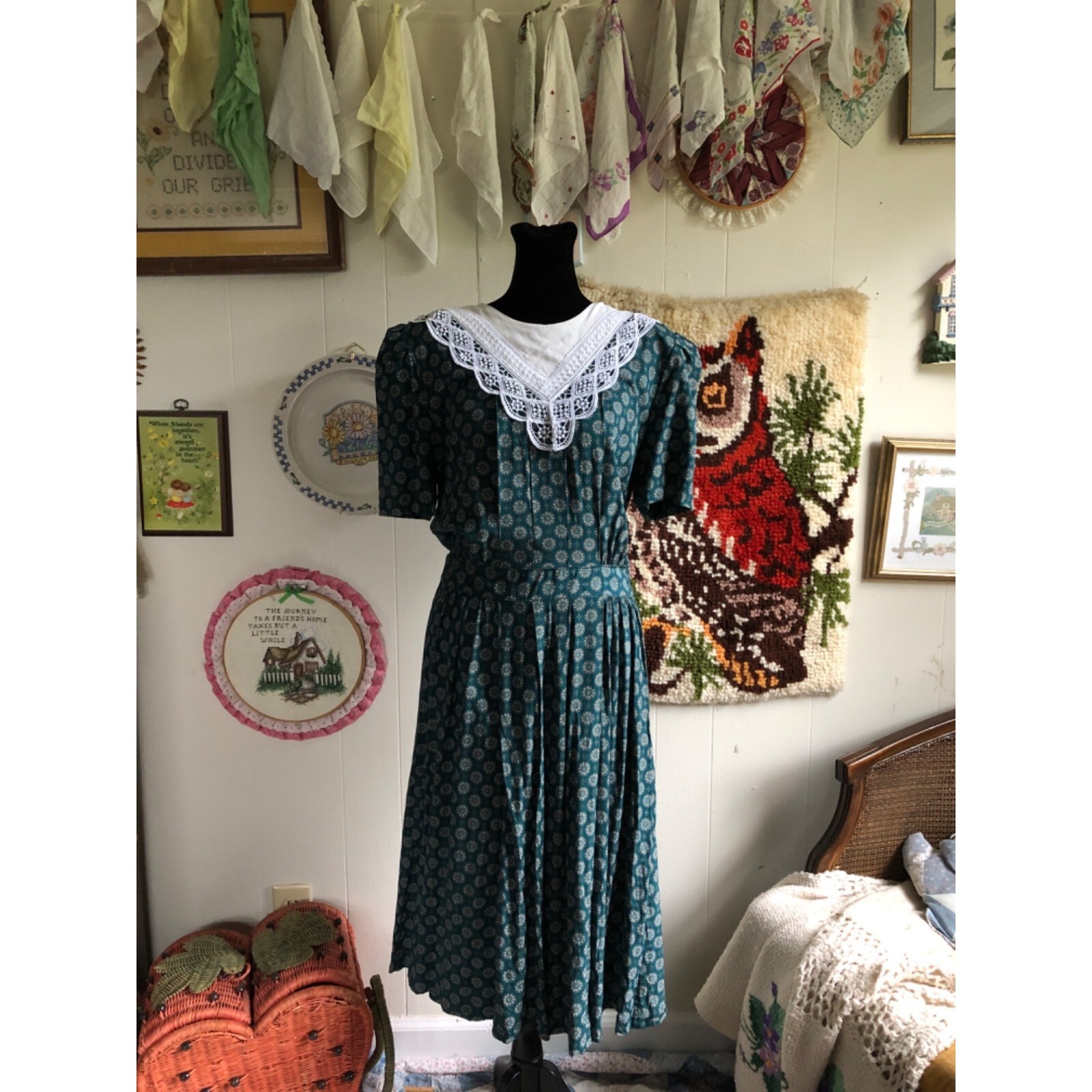 80&rsquo;s VTG Stuart Alan Petites green geometric patterned lace midi length day dres