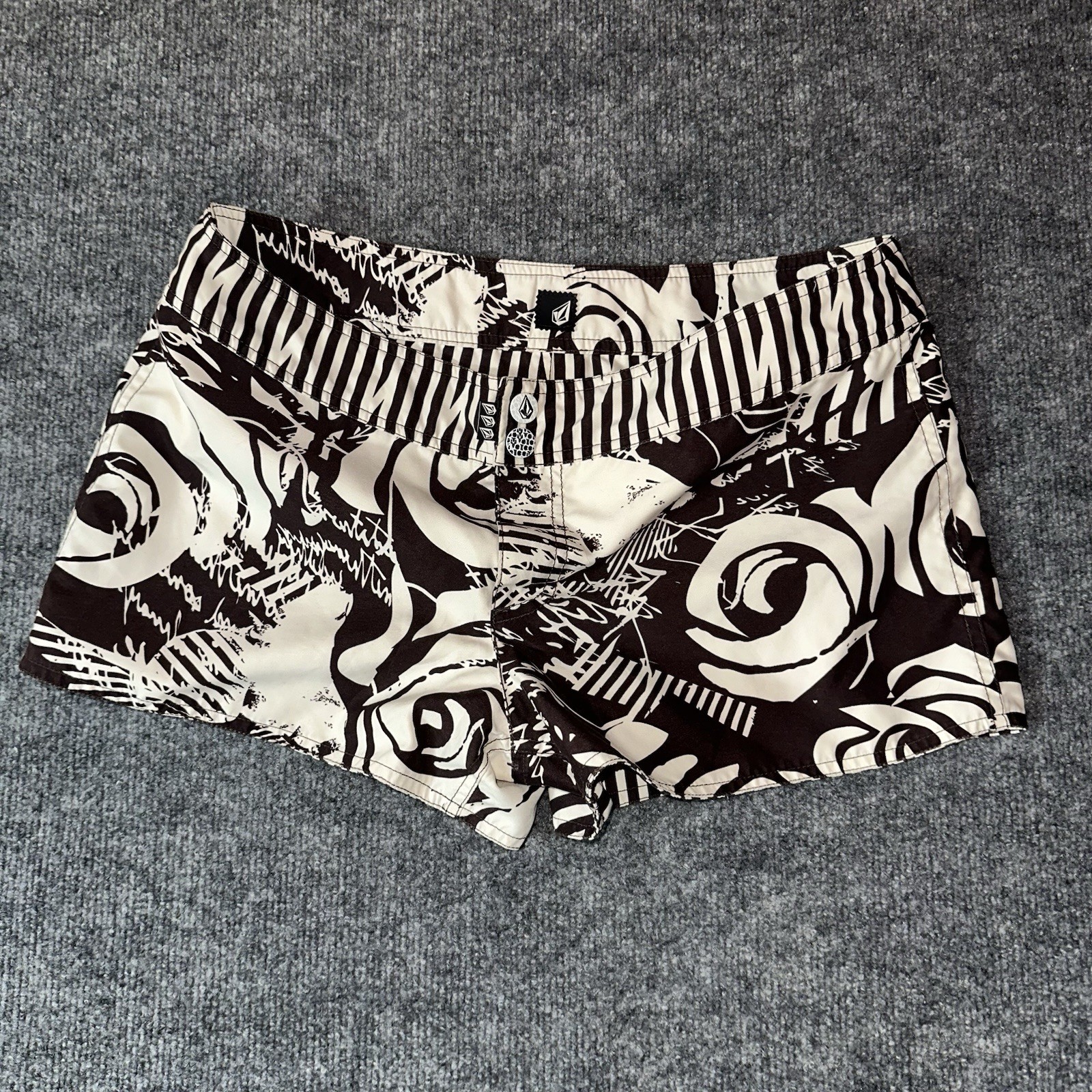 Vintage Y2K Volcom Women&rsquo;s Low Rise Reversible Geometric Rose Board Shorts Sz M