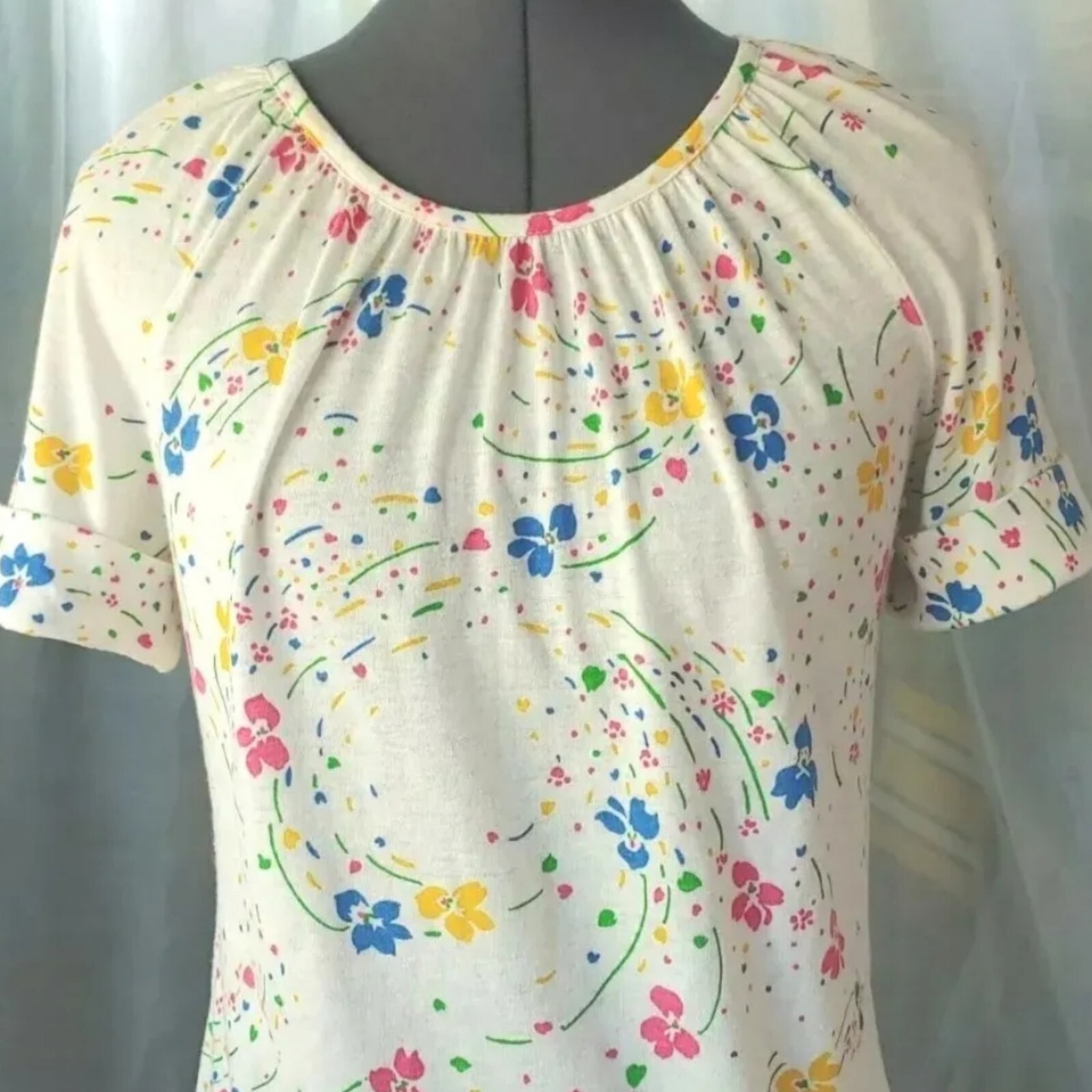 Vintage White Knit Short Sleeve Shirt with Flower Pattern 36&Prime; Bust Size Small?
