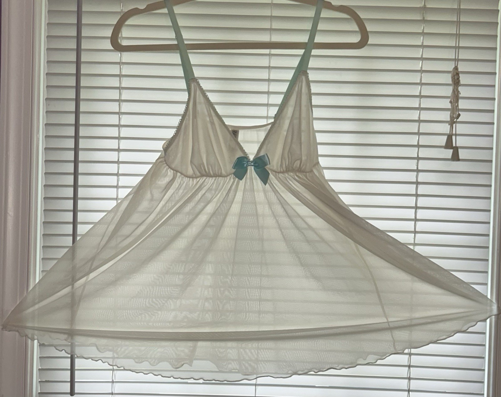 GILLIGAN & O’MALLEY White Silky Shiny Sheer Lace Nylon Nightie Nightgown M NWOT