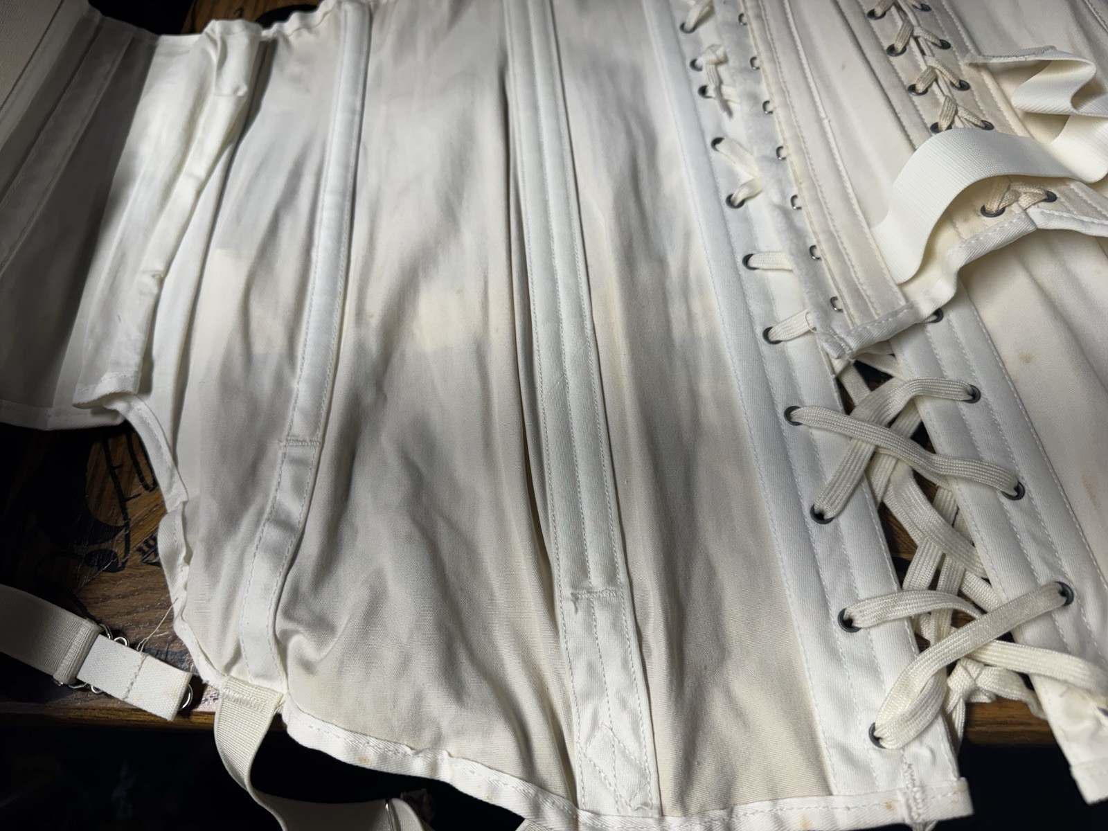 VINTAGE CAMP OPEN END GIRDLE! SIZE 31. WHITE.