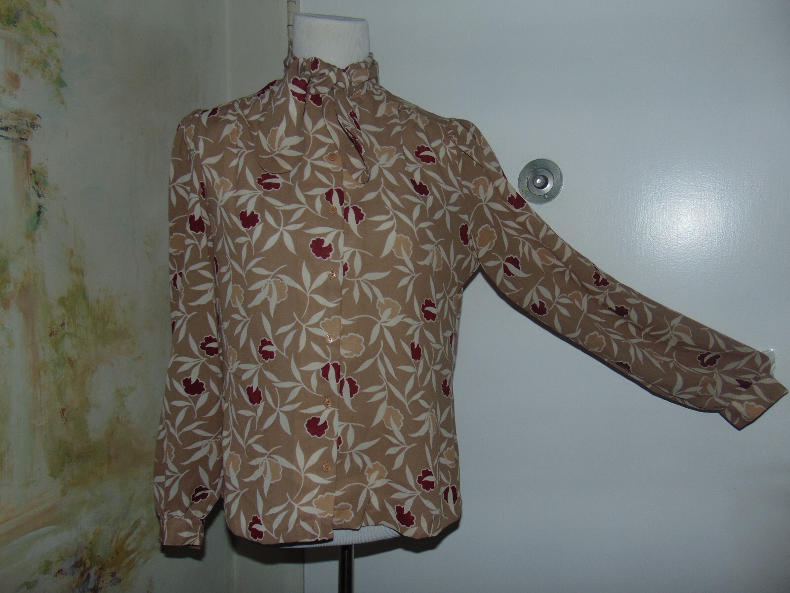 Vintage Pant-Her beige and white floral button front blouse with bowtie medium