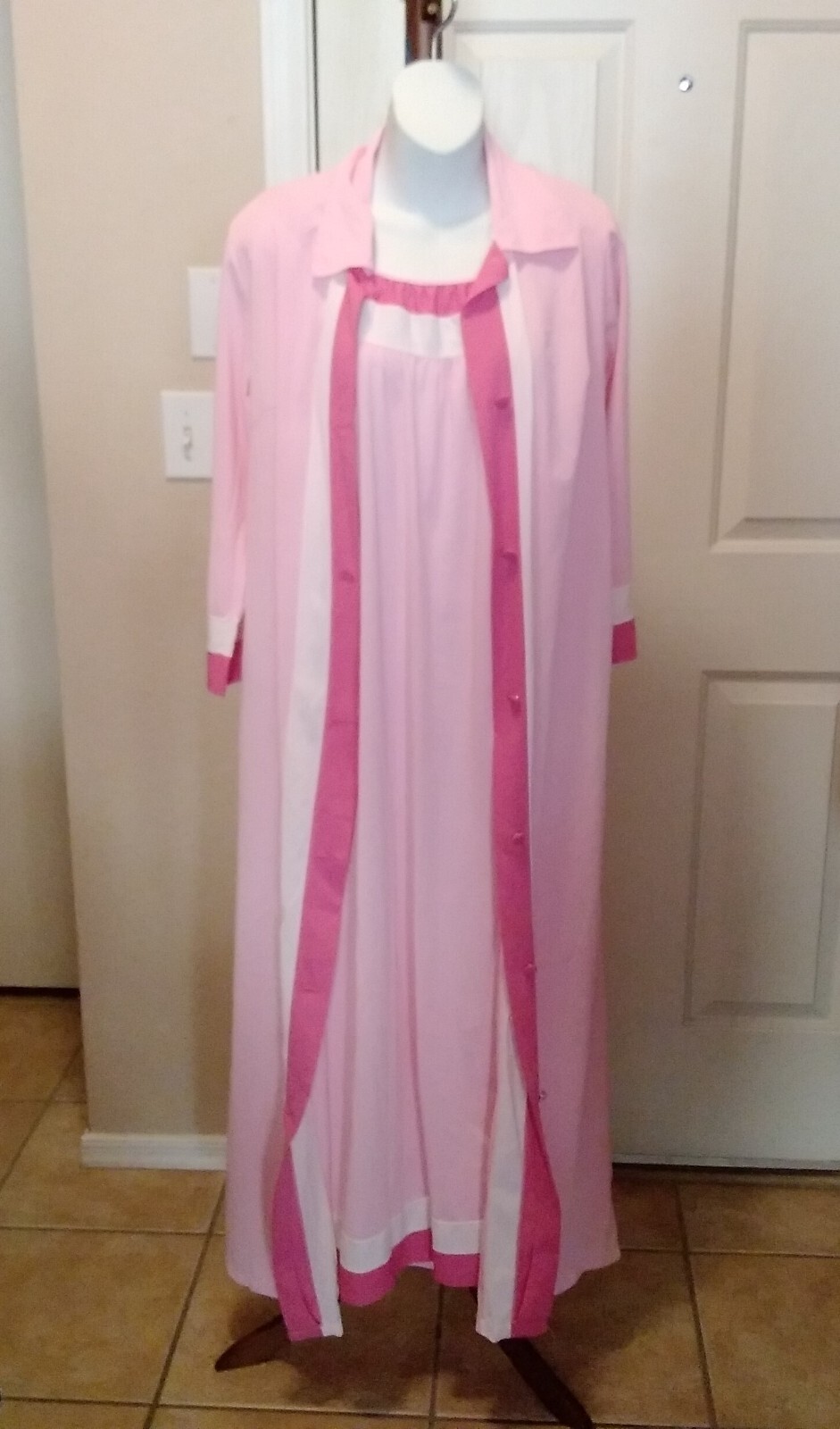 Vintage 70&rsquo;s 100% Nylon Retro MCM Nightgown & Robe Pink White Small-Med Philmaid