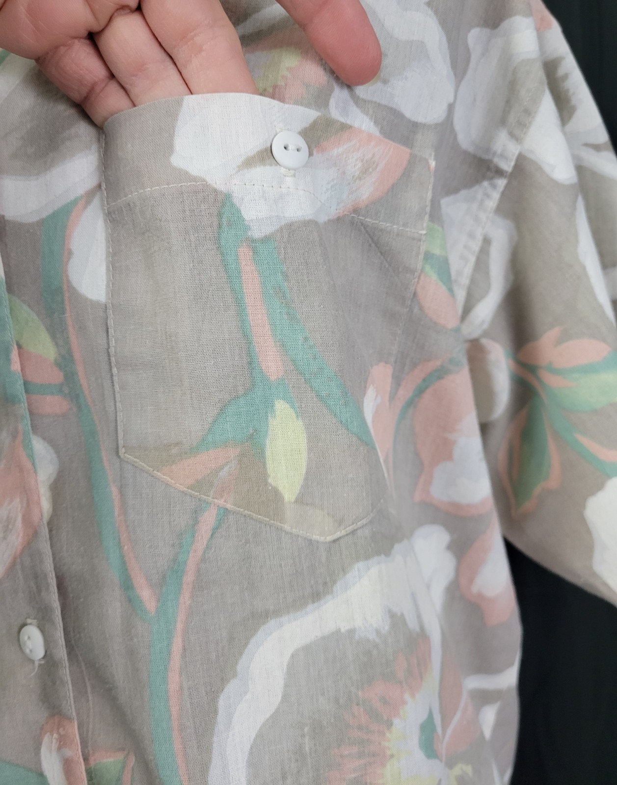 Vtg Laura Mae Beige Button Down Top w White/Pink/Yellow Tropical Flowers Size M?
