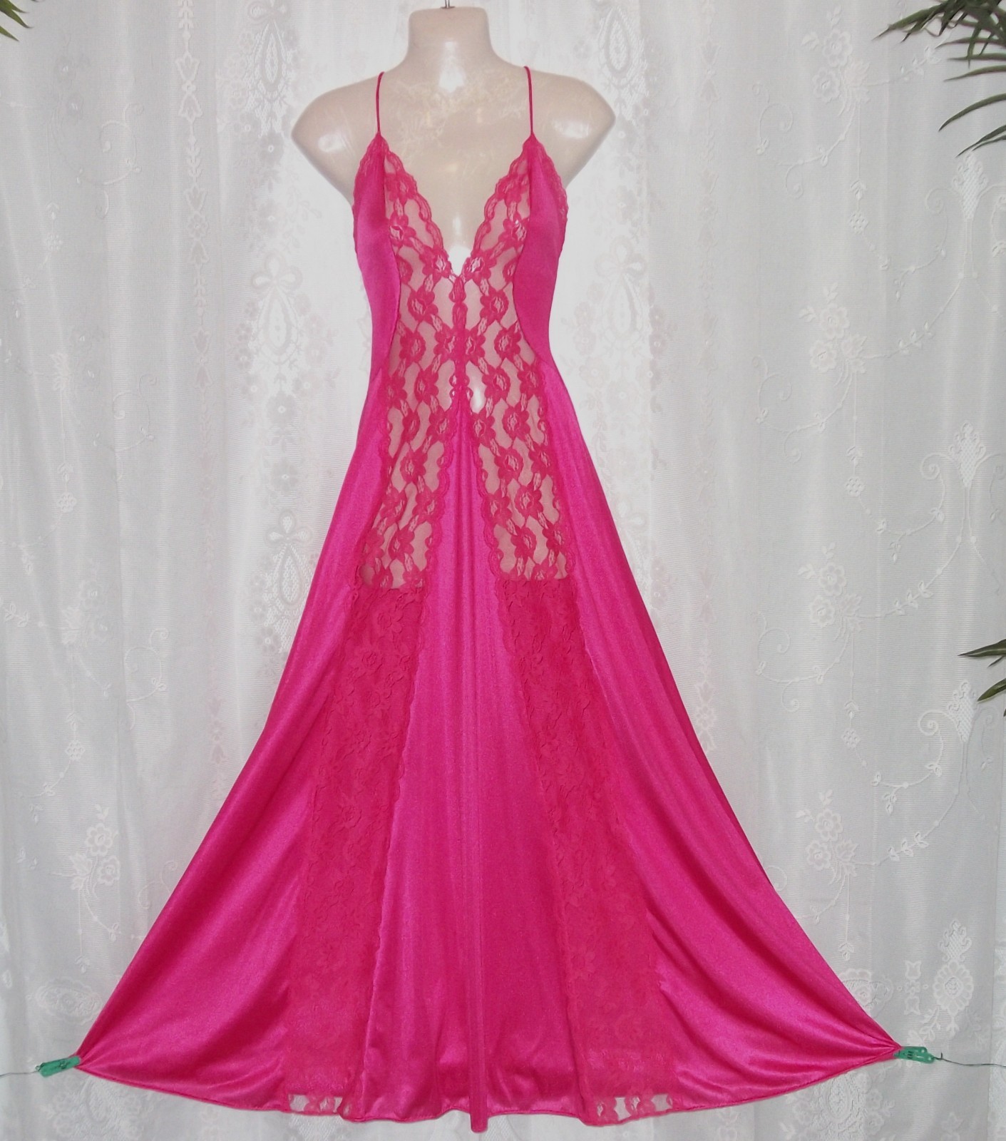 XSm.Sm.60&rsquo;s-70&rsquo;s, »Val Mode » Fuchsia pink,long vintage nightgown,lace panels,slee