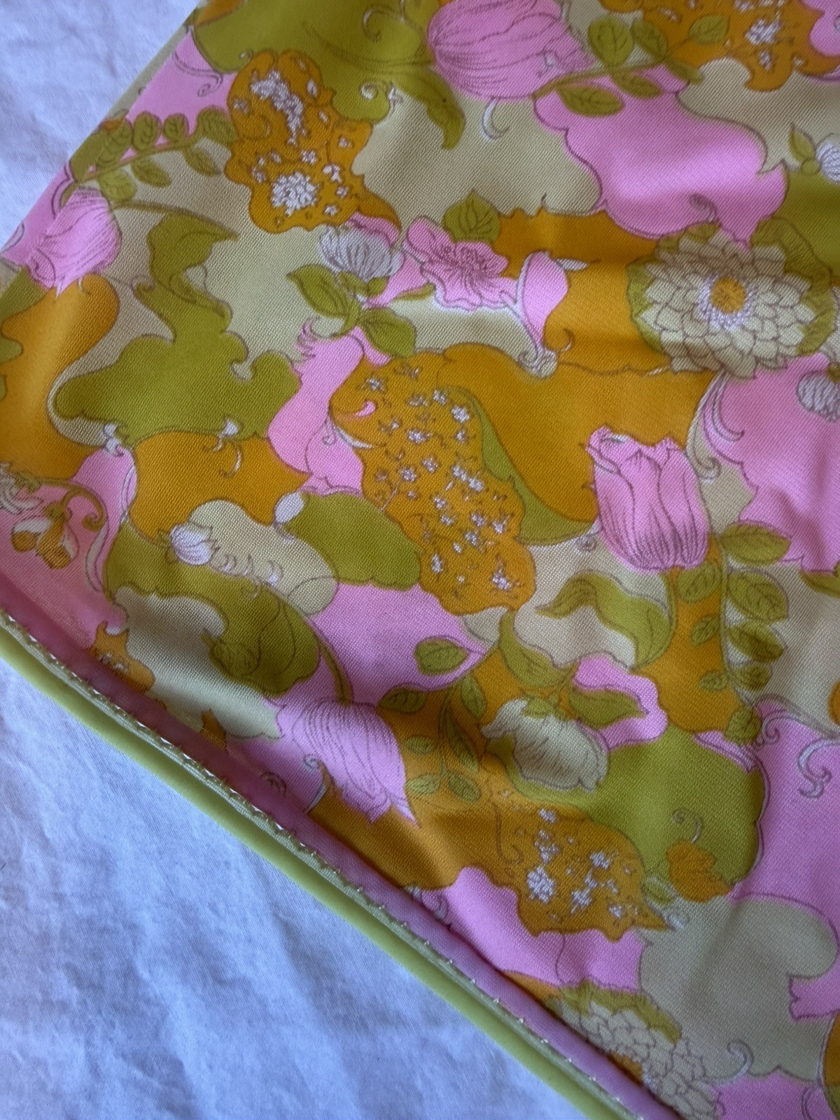 Psychedelic colorful pattern 1960s full slip Vassarette fits like modern small