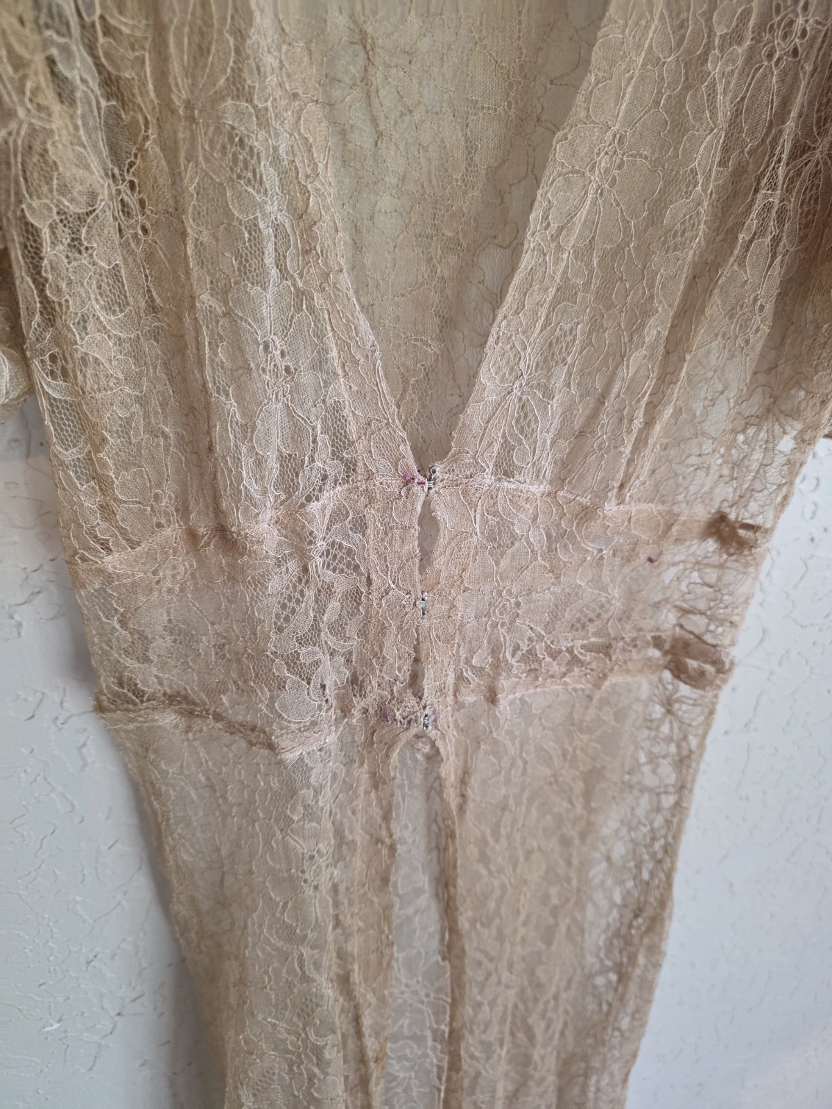 Vintage 1930s society lingerie peach/cream lace gown/negligee puff shoulders