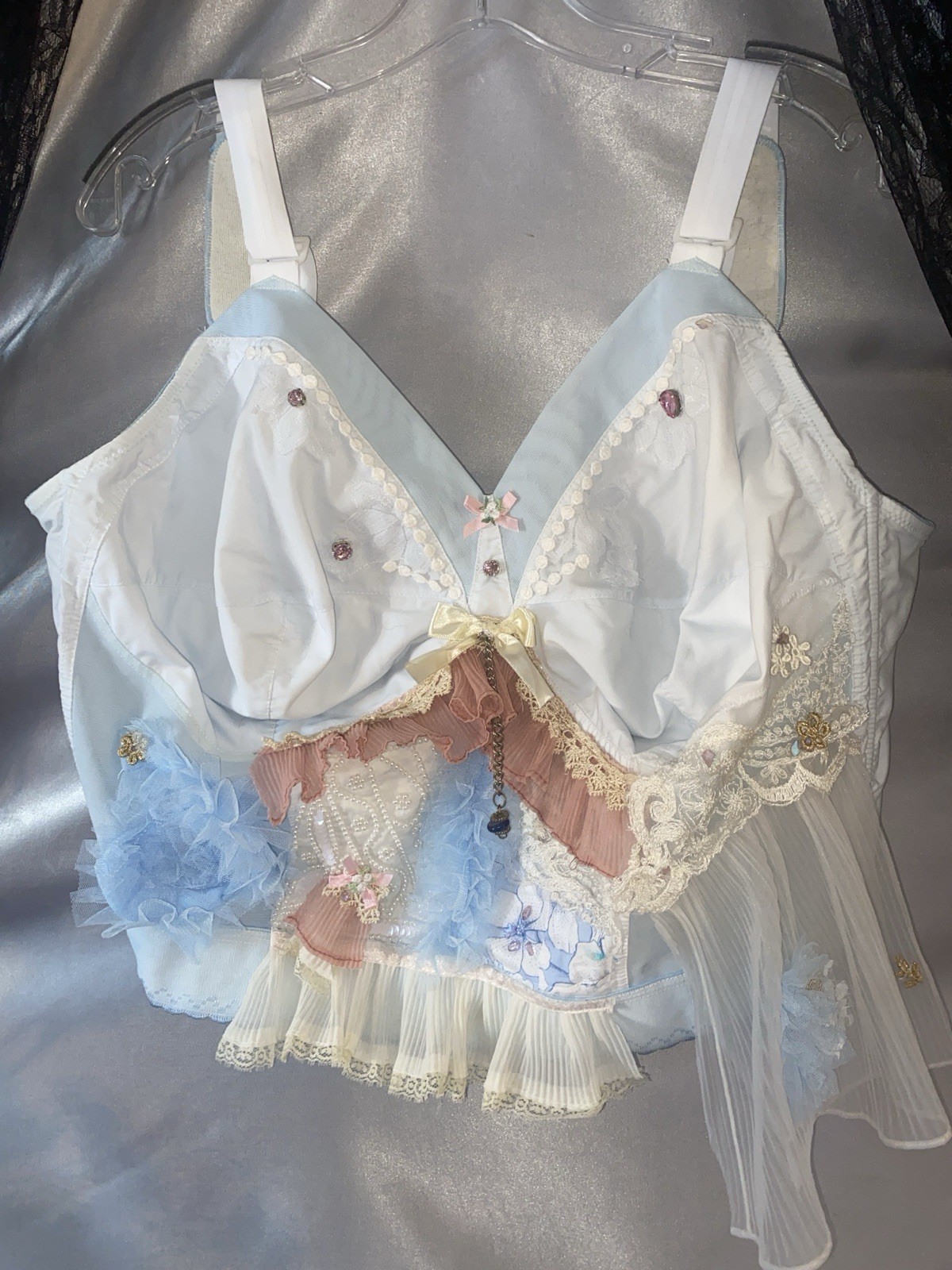 VTG BuLLeT BrA DoLLcORe AvAnT RhInEsToNeS PlEaTs LAcE ChAIn PearLS 46 48 E NWT