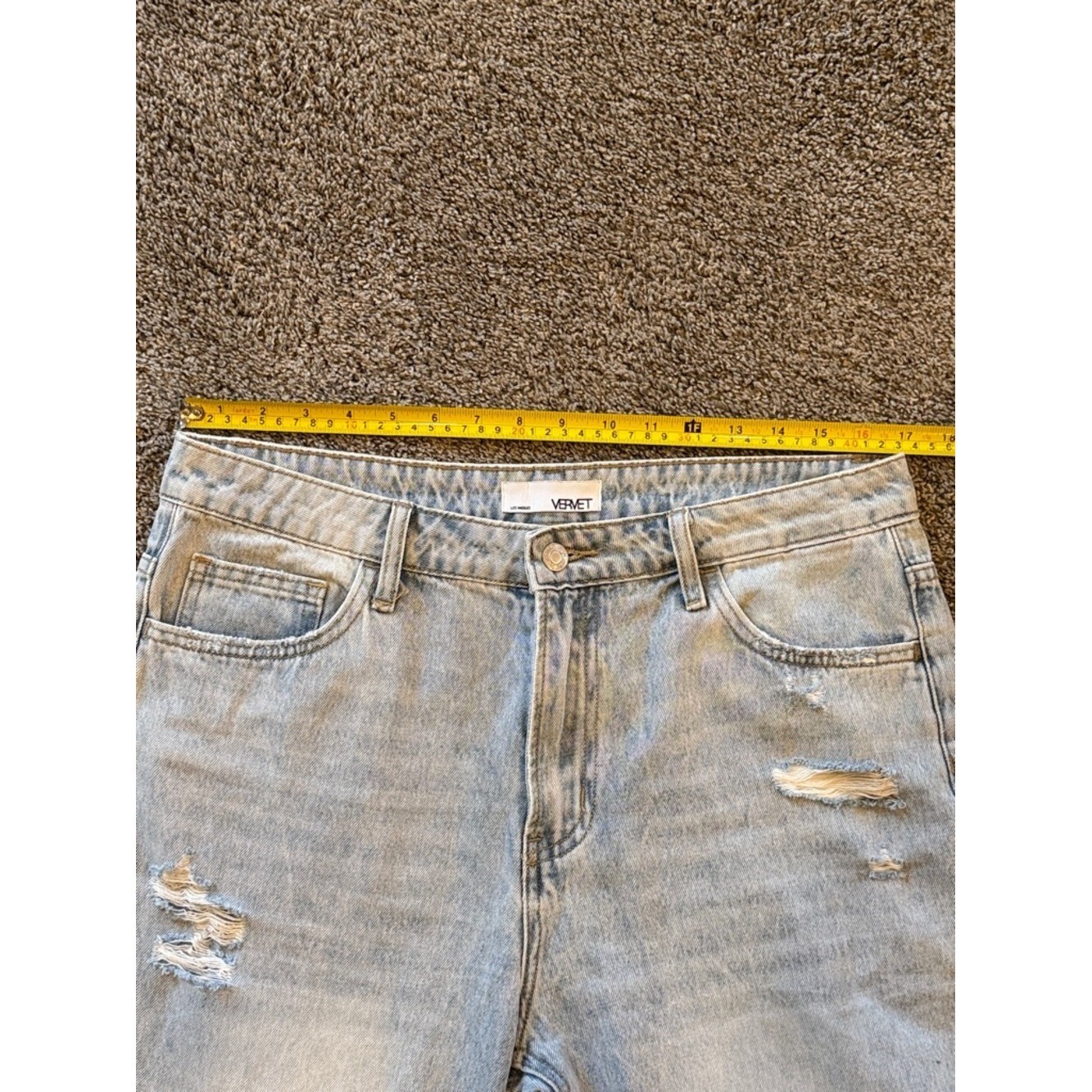 Vervet Barrel Fit Light Distressed Cropped Jeans. Womens Size 31. Inseam 26&Prime;