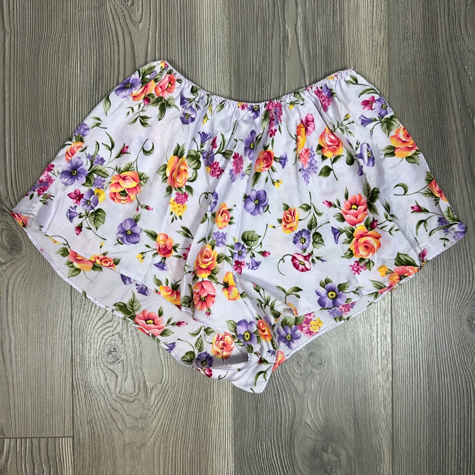 1990&rsquo;s Vintage Victoria&rsquo;s Secret Silk Light Purple Floral Sleep Shorts – SIZE S