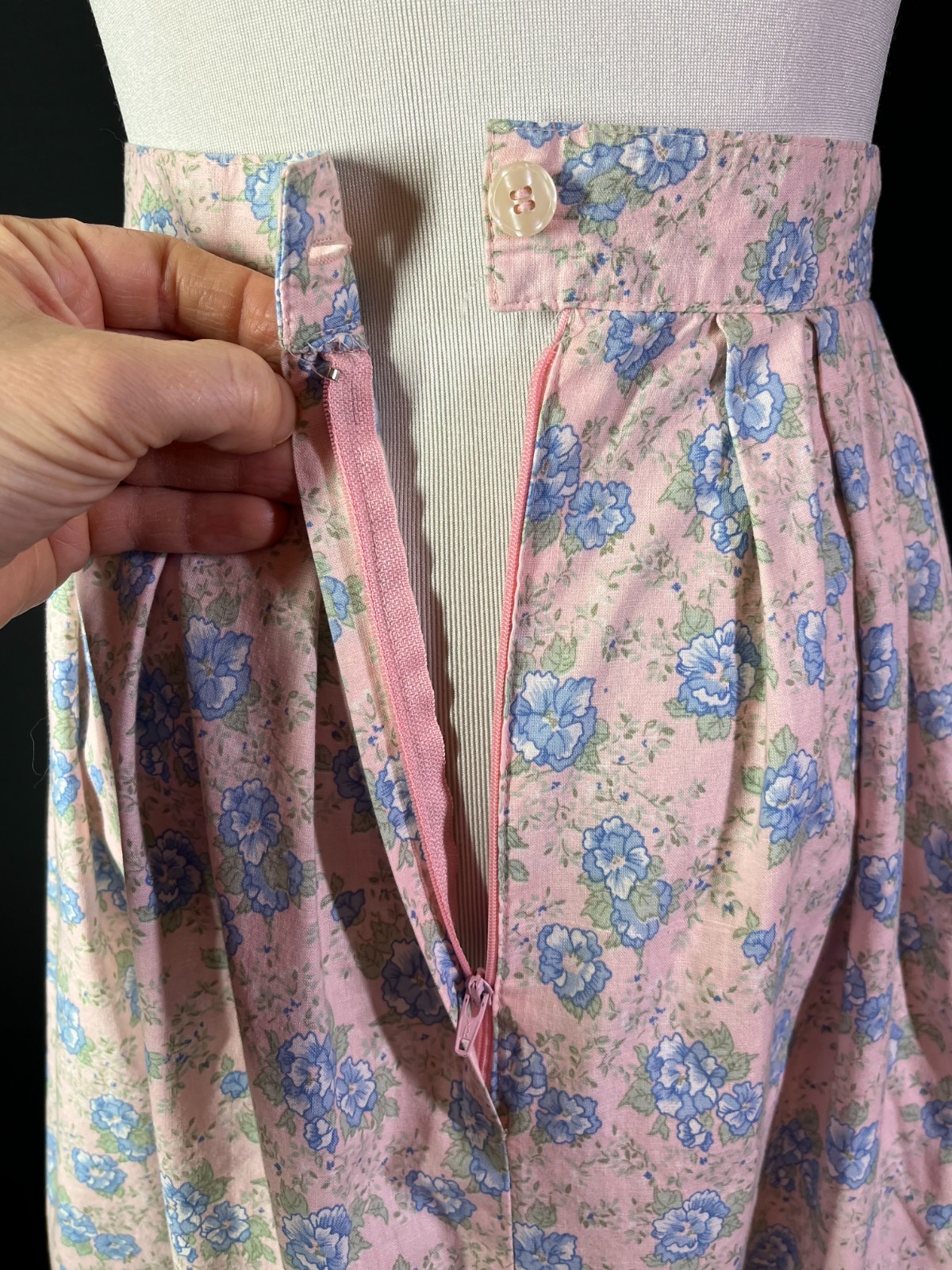 Vintage Selections by Manor House 25&Prime; Waist Skirt Cotton Floral Pink Pleated