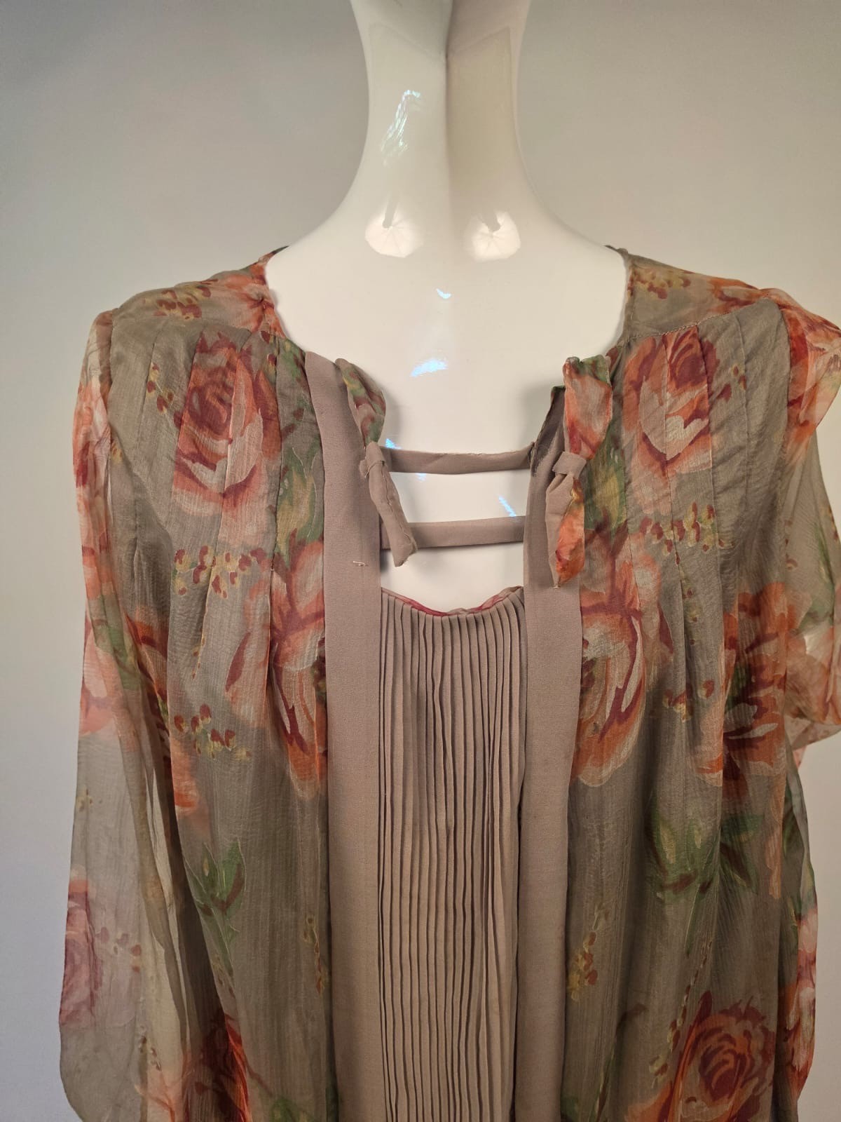 FLUTTERING 1920’S ROSE PRINT SILK CHIFFON DRESS W BOW TRIMMED DROP WAIST