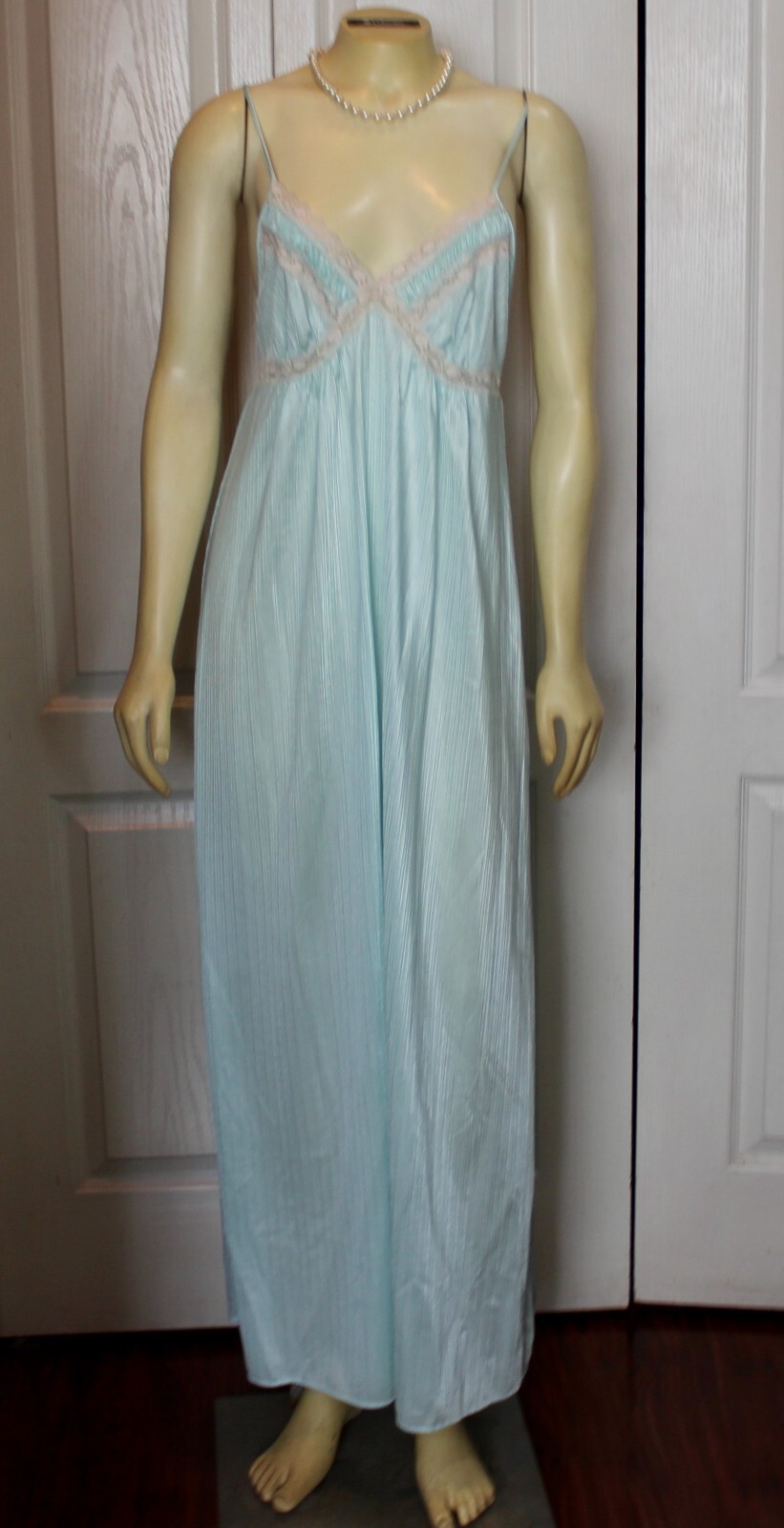 VINTAGE BARADGOO LONG LACE BUST NYLON NIGHTGOWN, MED-BUST 36 UNION LABEL