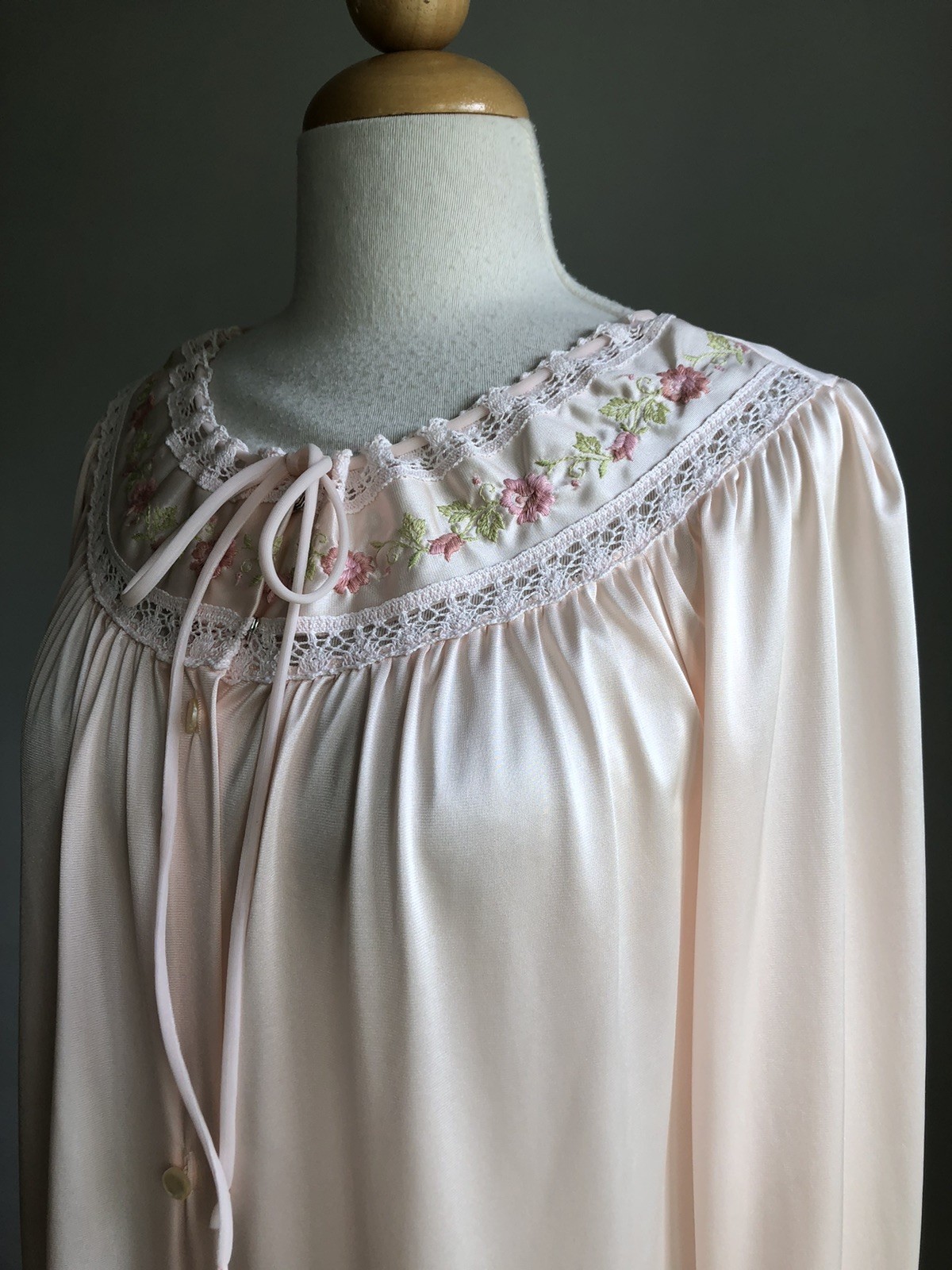 GORGEOUS VTG LORRAINE Light Peach Nylon Floral Embroidered Button-up Nightgown S