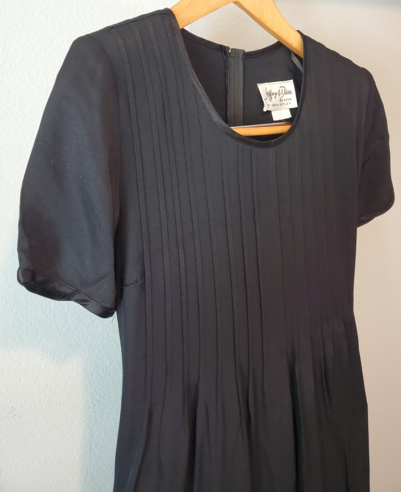 Vintage Jeffrey & Dara Petite Black Pleated Dress Shoulder Pads USA 6