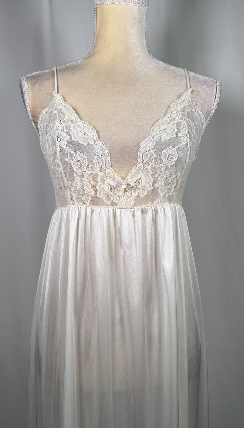 Vassarette Full Slip Lingerie Nightgown Chemise SM / 85 Metric Antron lll Nylon