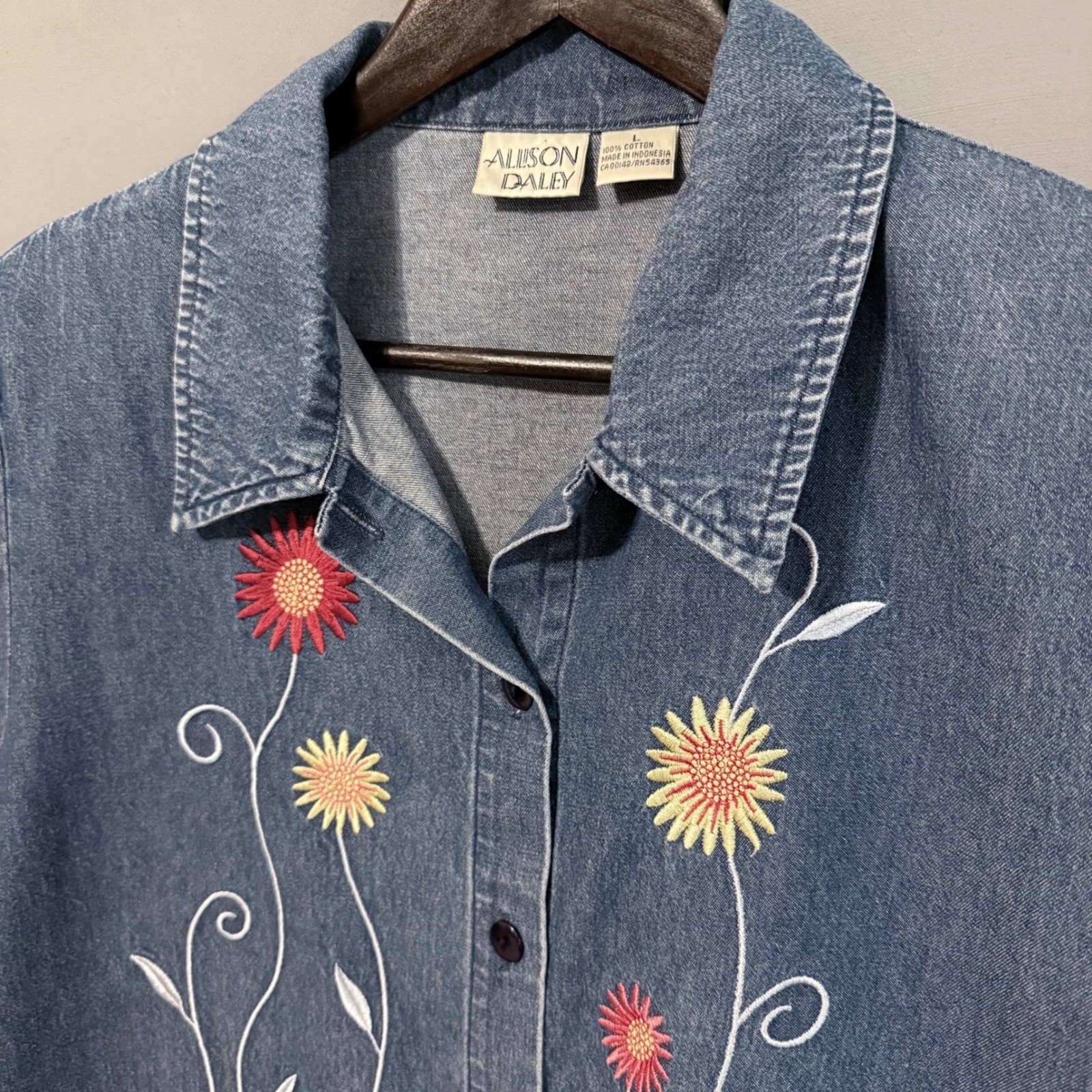VTG 100% Cotton Embroidered Flowers on Denim Short Sleeve Top
