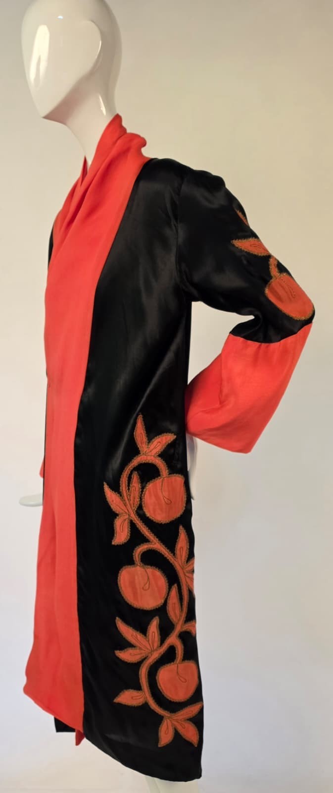 ART DECO 1920’S 2 TONE SILK ROBE W GOLD LAME STITCH WILD CHERRY APPLIQUE DETAIL