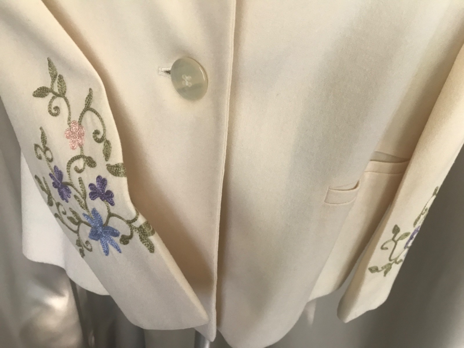 Vintage70&prime; light cream wool Union Made jacket finished with colorful embroidery