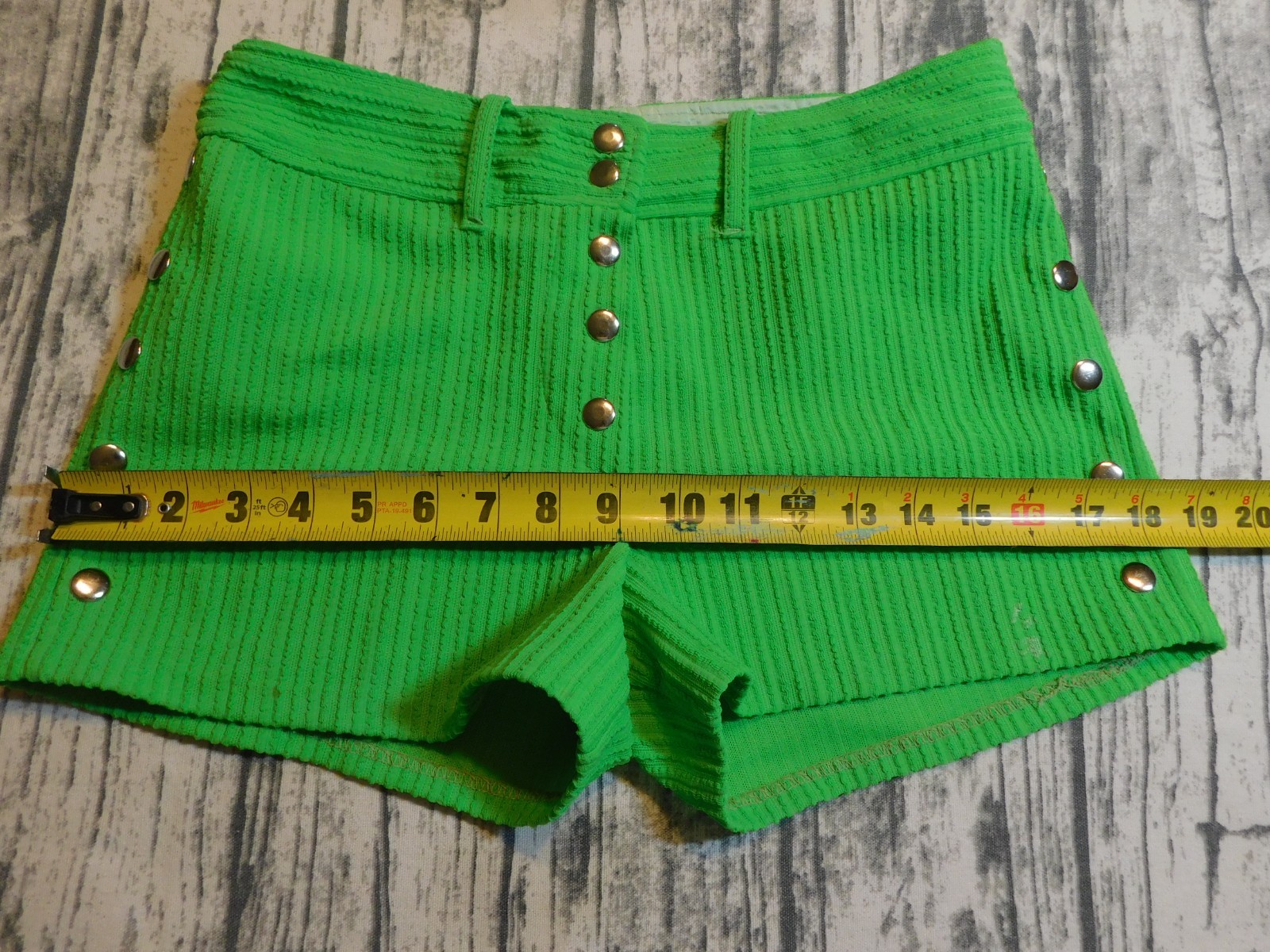 VTG GOGO SHORTS MOD BRIGHT GREEN SNAP FRONT TEXTURED POLY 60&rsquo;s 70&rsquo;s WOMENS 9 10