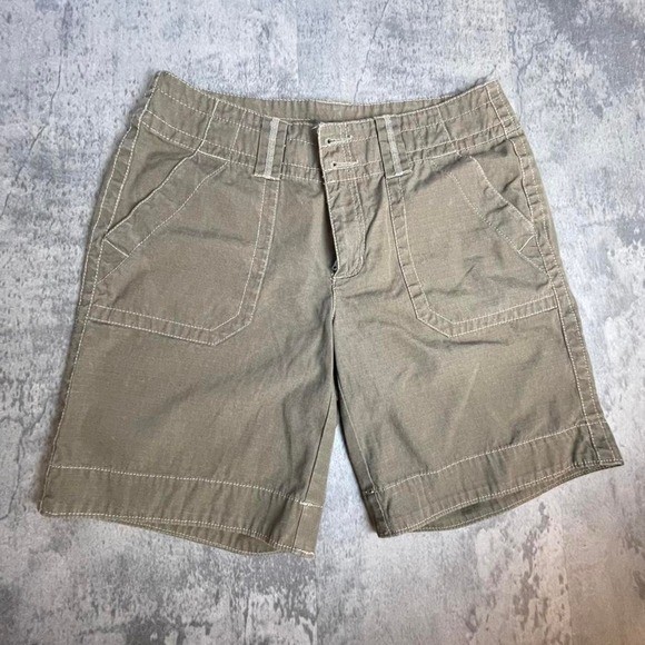 Eddie Bauer VTG 4 Women&rsquo;s Army green cargo shorts. 100% cotton. Made in USA