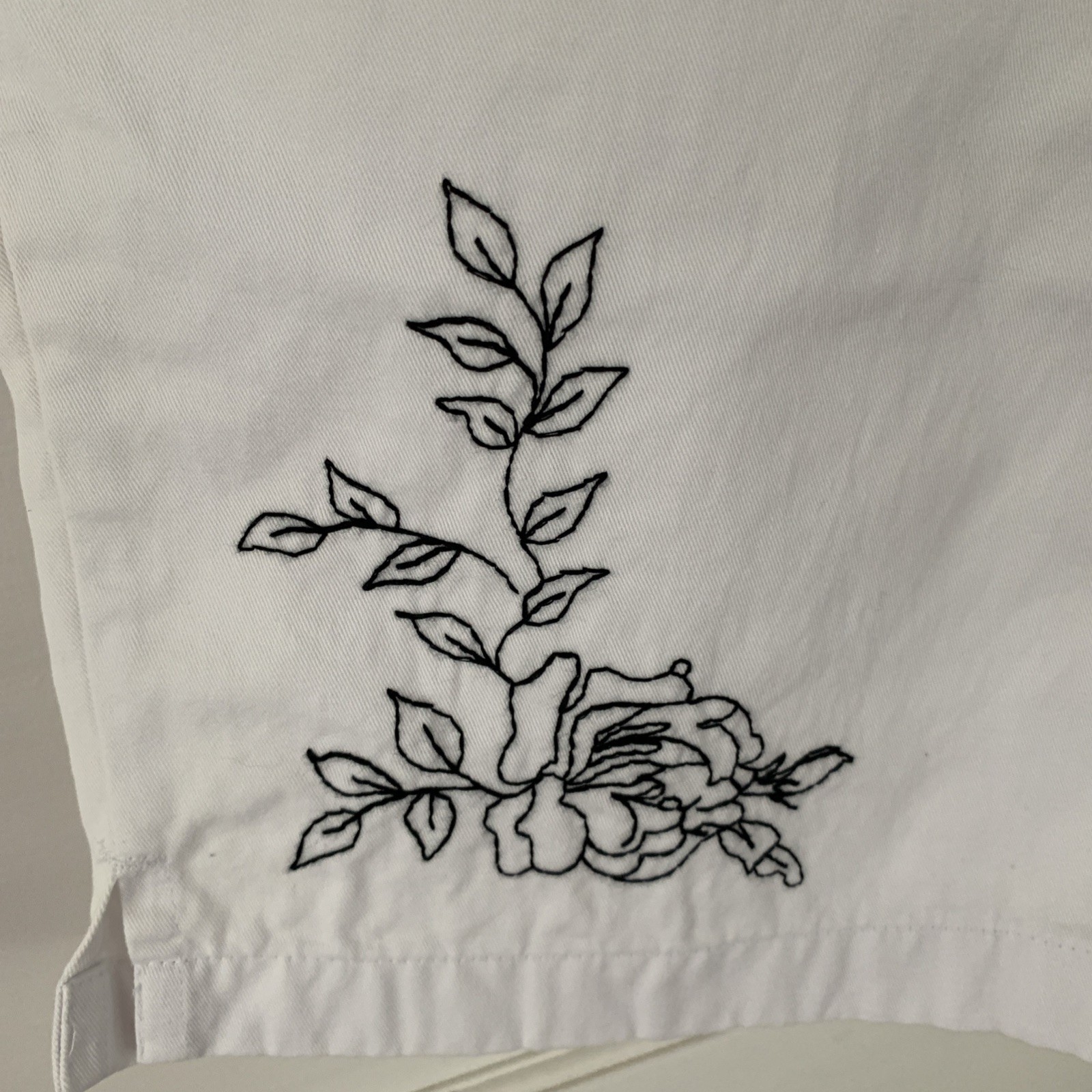 Passports Vintage M Capri White 100% Cotton Drawstring Zip Embroidered