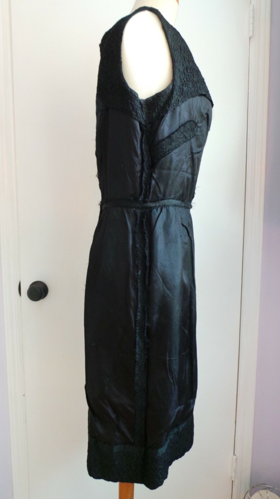 1950s-1960s black sleeveless texture sheath dress lined Sz 8? 30&Prime; waist 38&Prime; bust