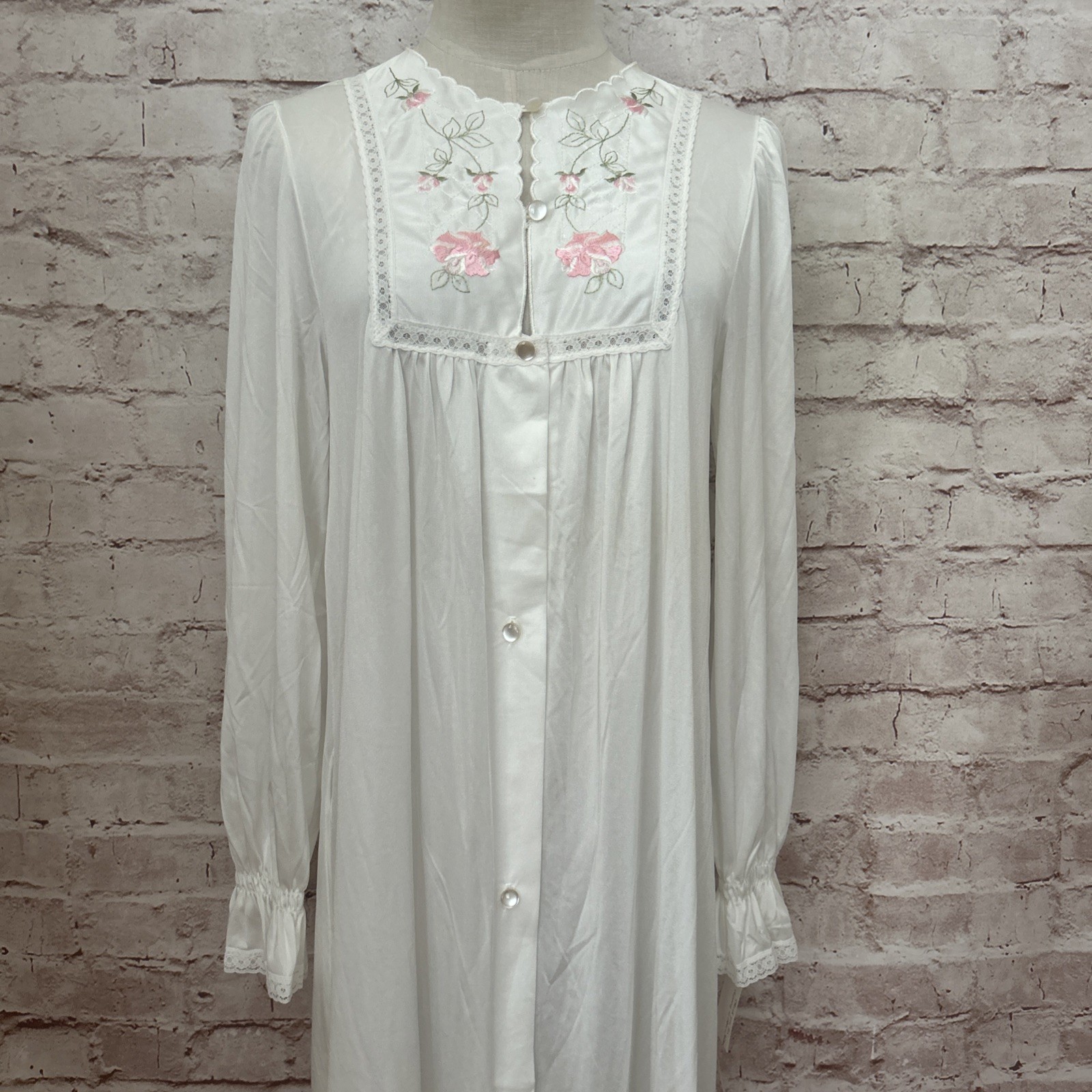 VTG Gilead White Nylon Full-Length Robe Embroidered Womens Petite Button Front