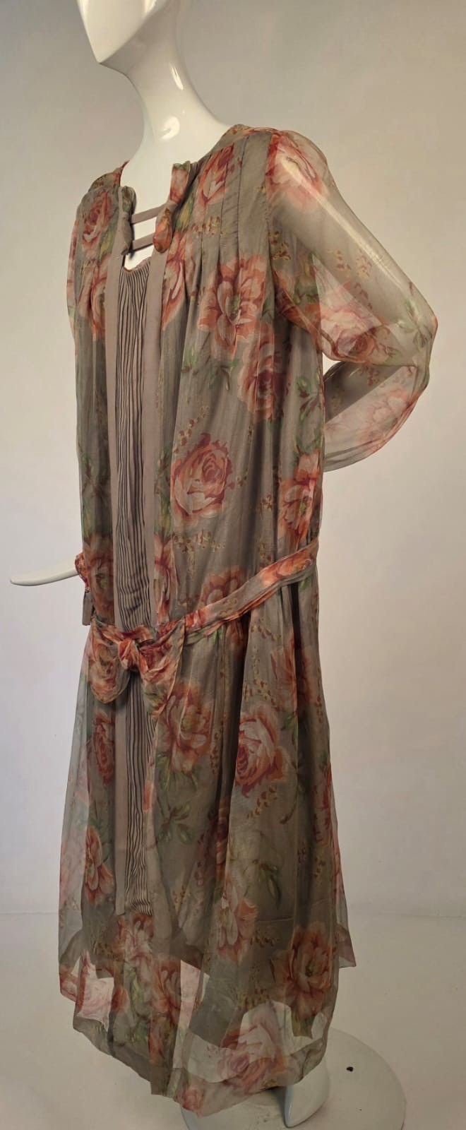 FLUTTERING 1920’S ROSE PRINT SILK CHIFFON DRESS W BOW TRIMMED DROP WAIST