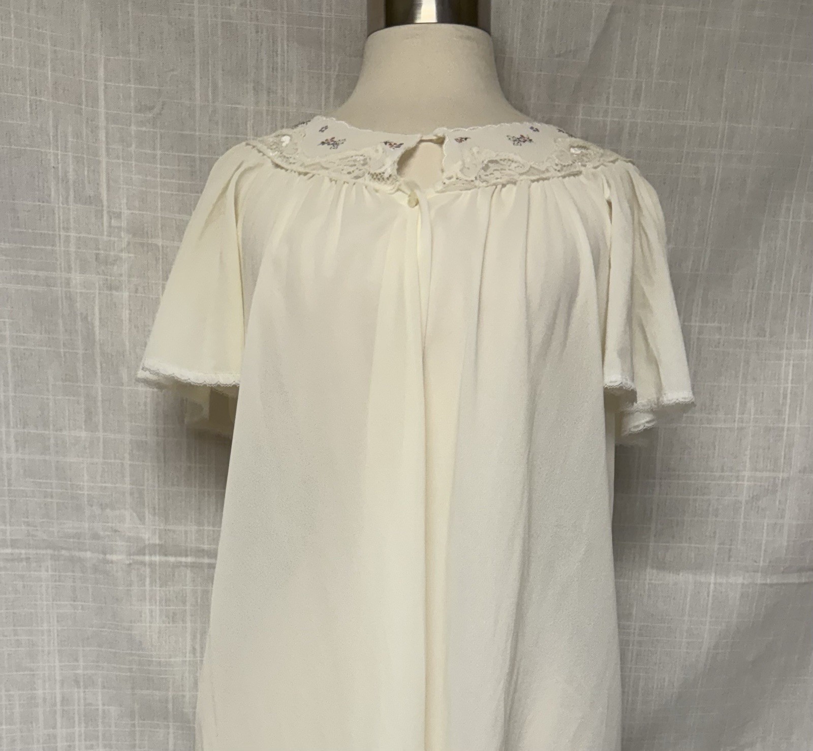 Vintage Romantic Traditions Peignoir Robe Ivory With Lace and Embroidery