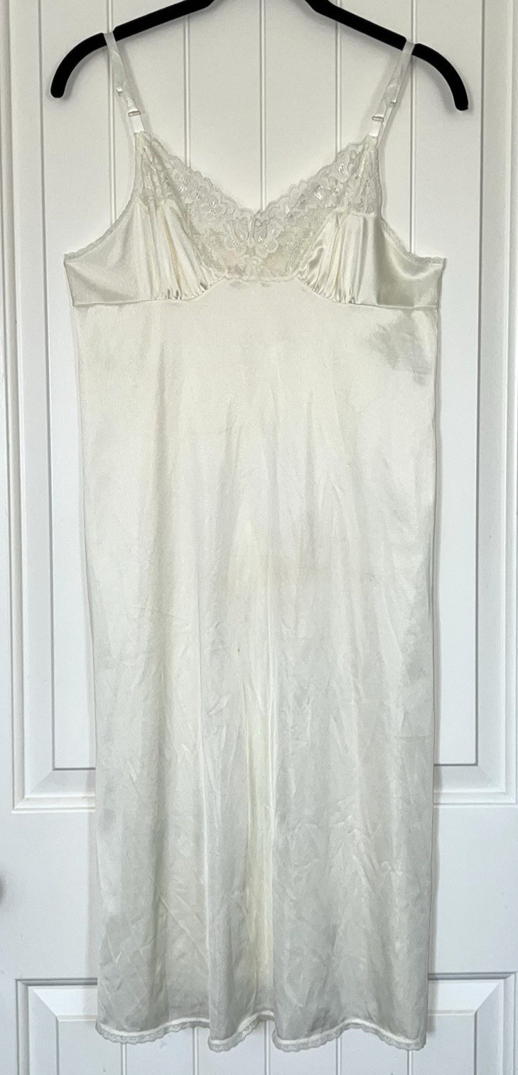 VASSARETTE 34 26&Prime;/40 Full Slip Ivory White Nylon Lace Trim VTG USA Made STAINS