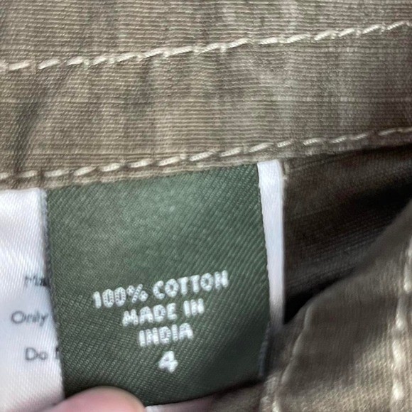 Eddie Bauer VTG 4 Women&rsquo;s Army green cargo shorts. 100% cotton. Made in USA