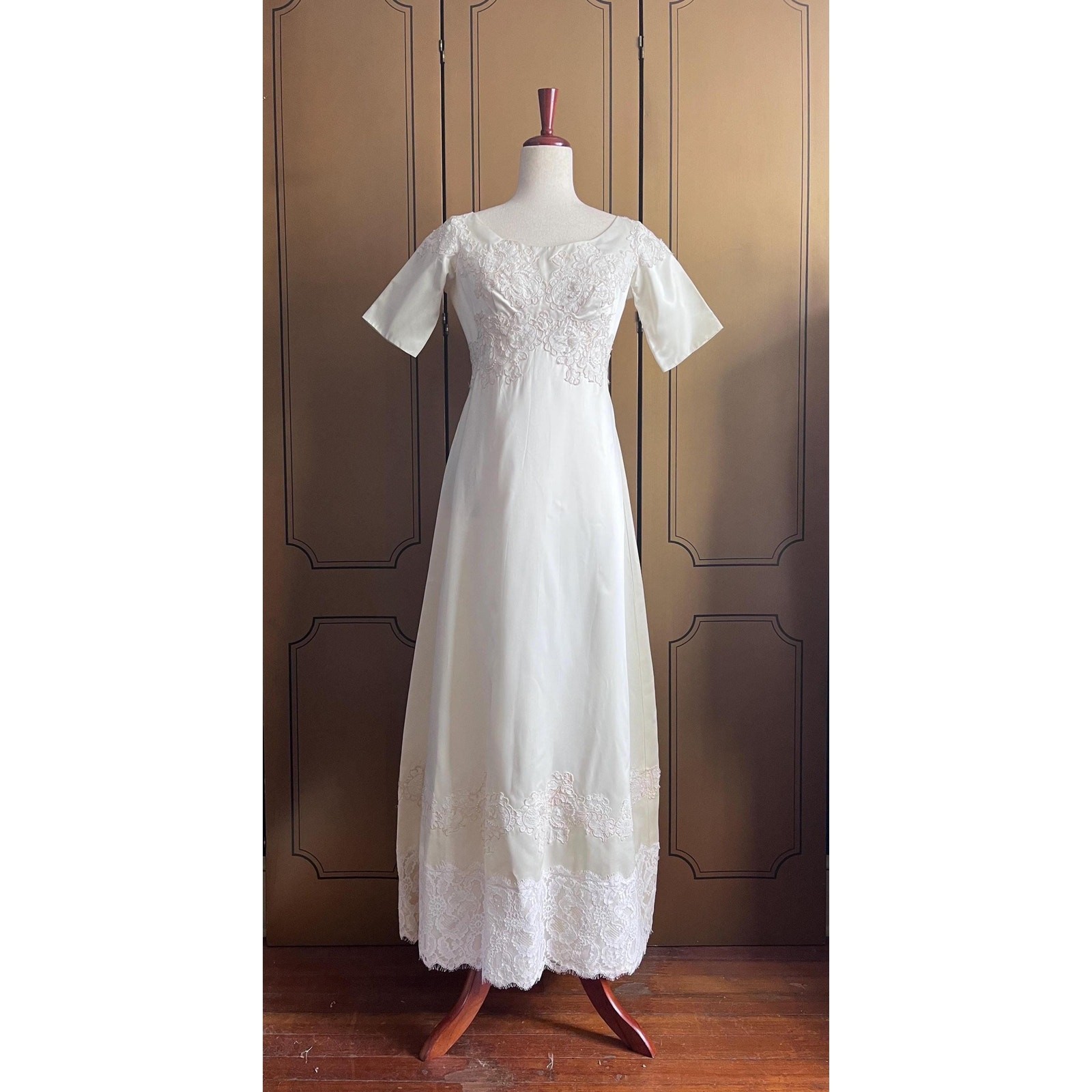 Vintage wedding gown with short sleeves, size M