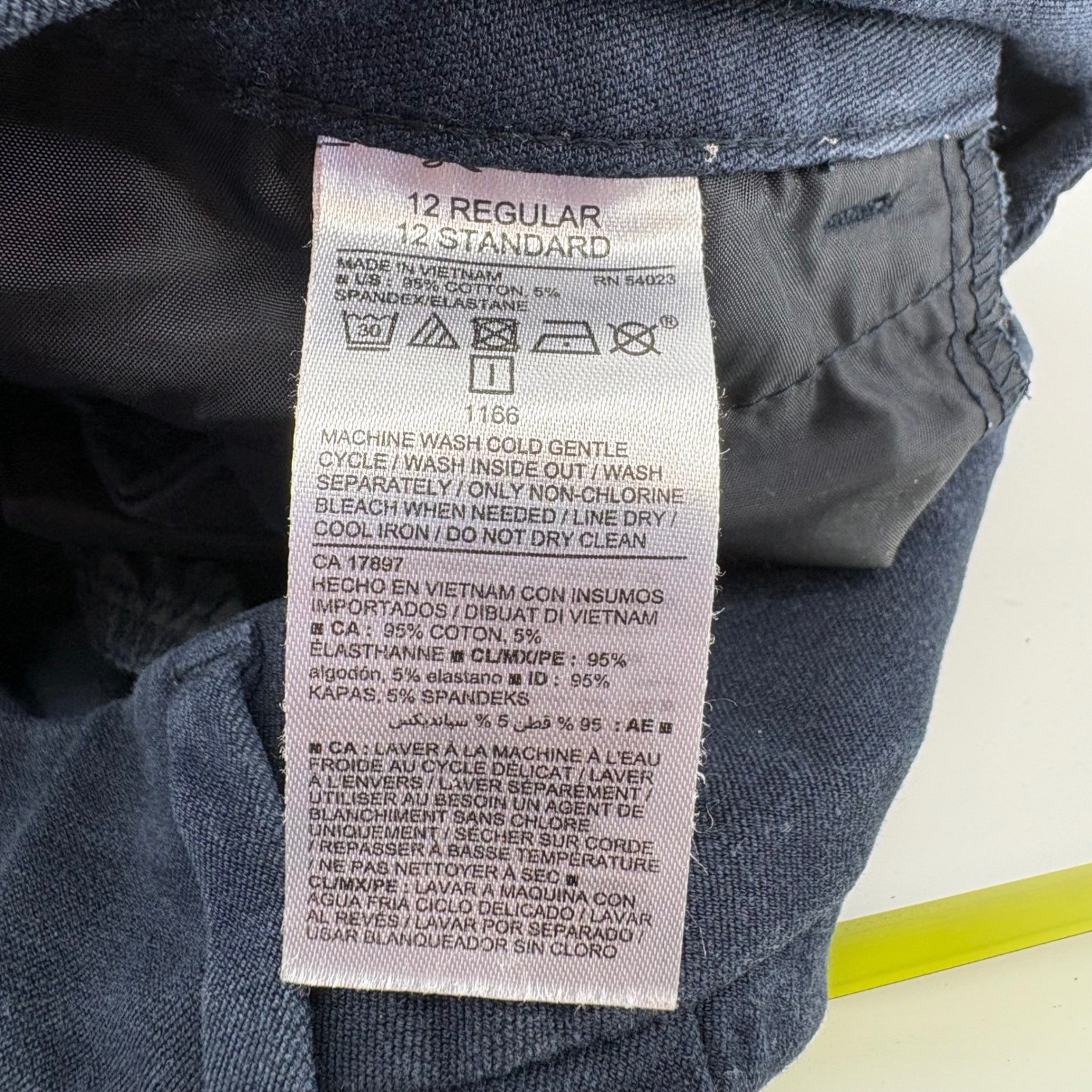 Old Navy Women&rsquo;s Pixie Never-Fade Capri Pants Navy Blue Size 12 Regular Preowned