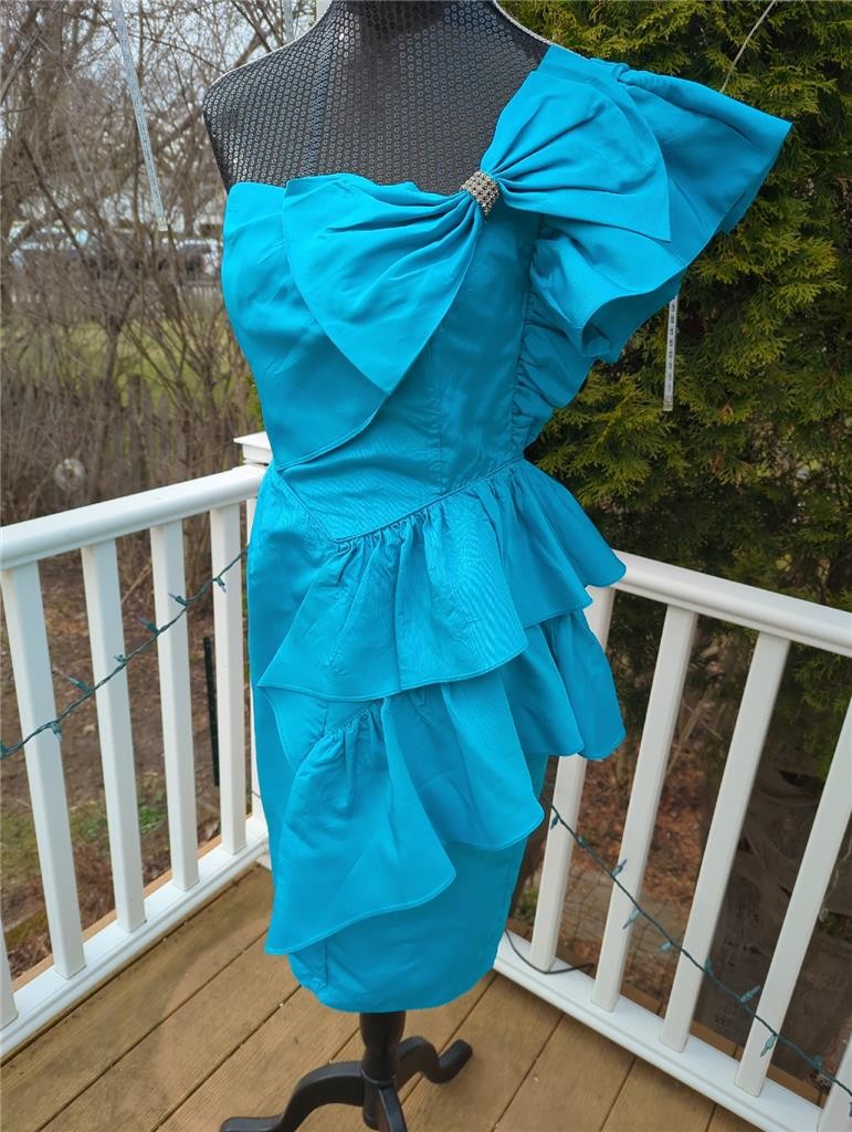 1980&rsquo;s VTG. AQUA/BLUE RUFFLE ONE SHOULDER RHINESTONE PROM CLIMAX DRESS–32&Prime; BUST