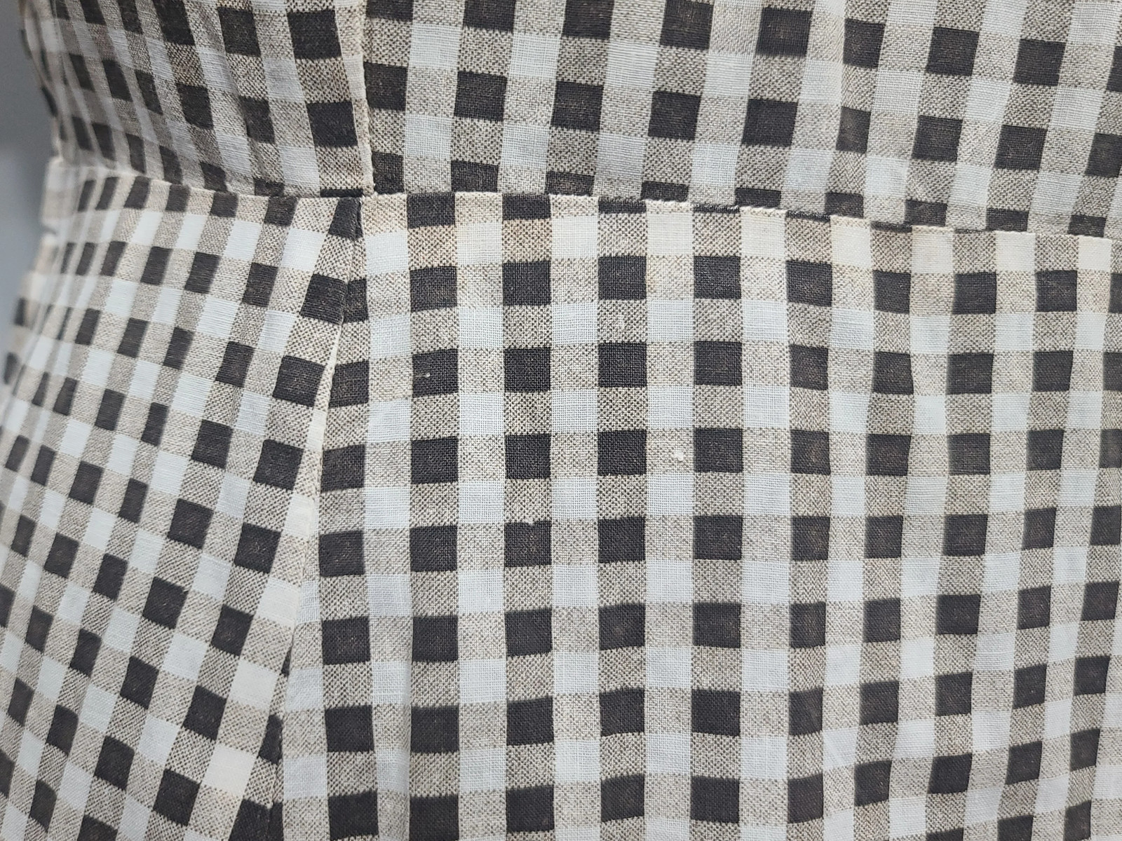 Vintage 1940s Brown Tan Checkered Print Dress Red Buttons WW2 B-38&Prime; W-30&Prime; H-41&Prime;