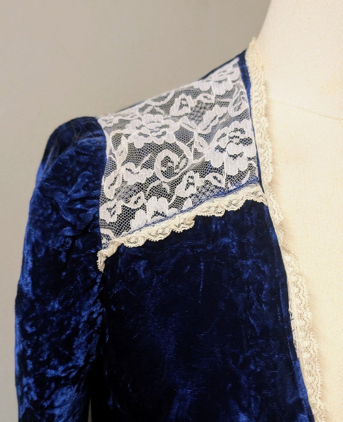 Vintage Victorian Renaissance Style Blue Crushed Velvet White Lace Open Top XS/S