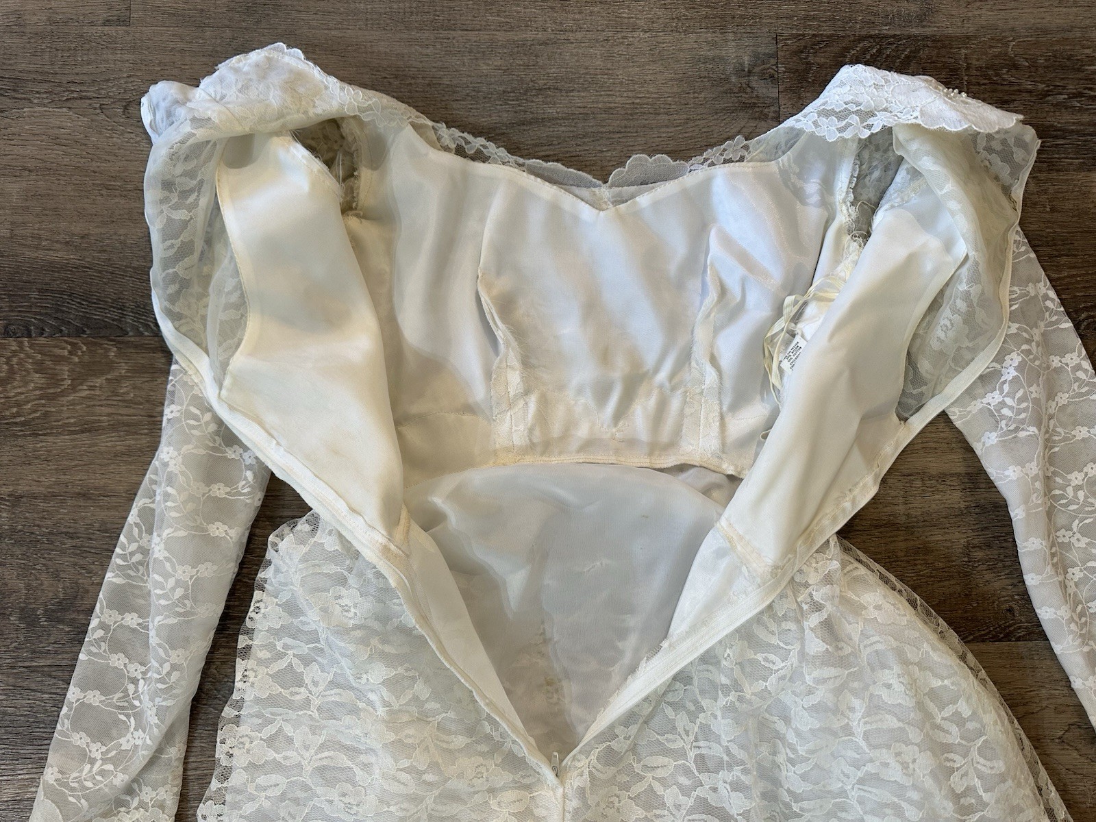 Vintage Wedding Dress Gown S White Chantilly Lace Long Sleeve Fitted Train Veil