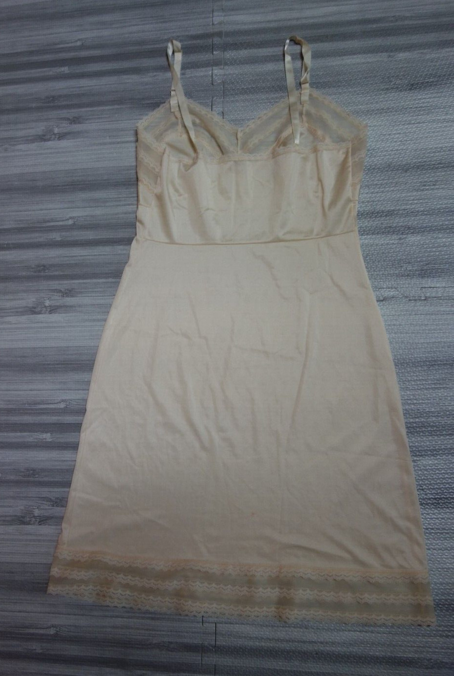 Vtg. Full Slip Size 34 Tag Removed Ivory Pretty Lace Bodice & Hem Excellent