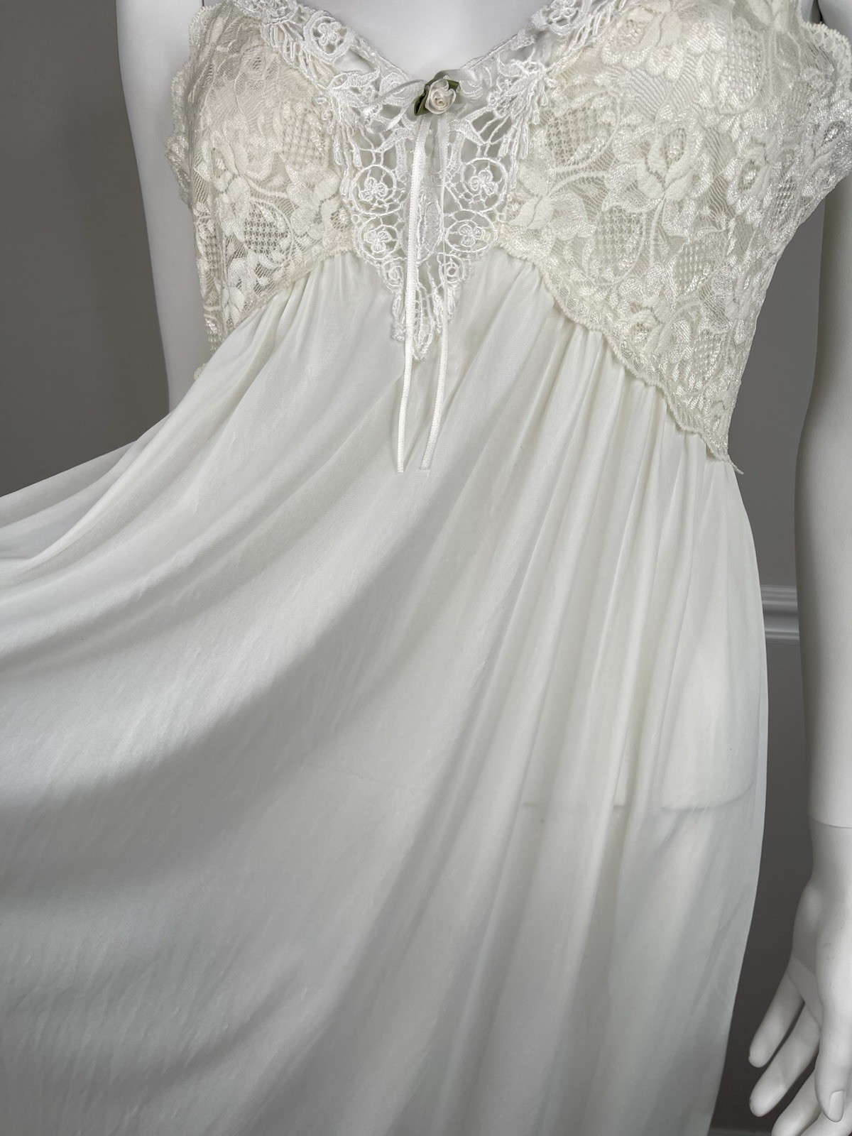 VTG Miss Elaine Intimates Romantic nightgown Lace Bodice Size 36” sexy Ivory