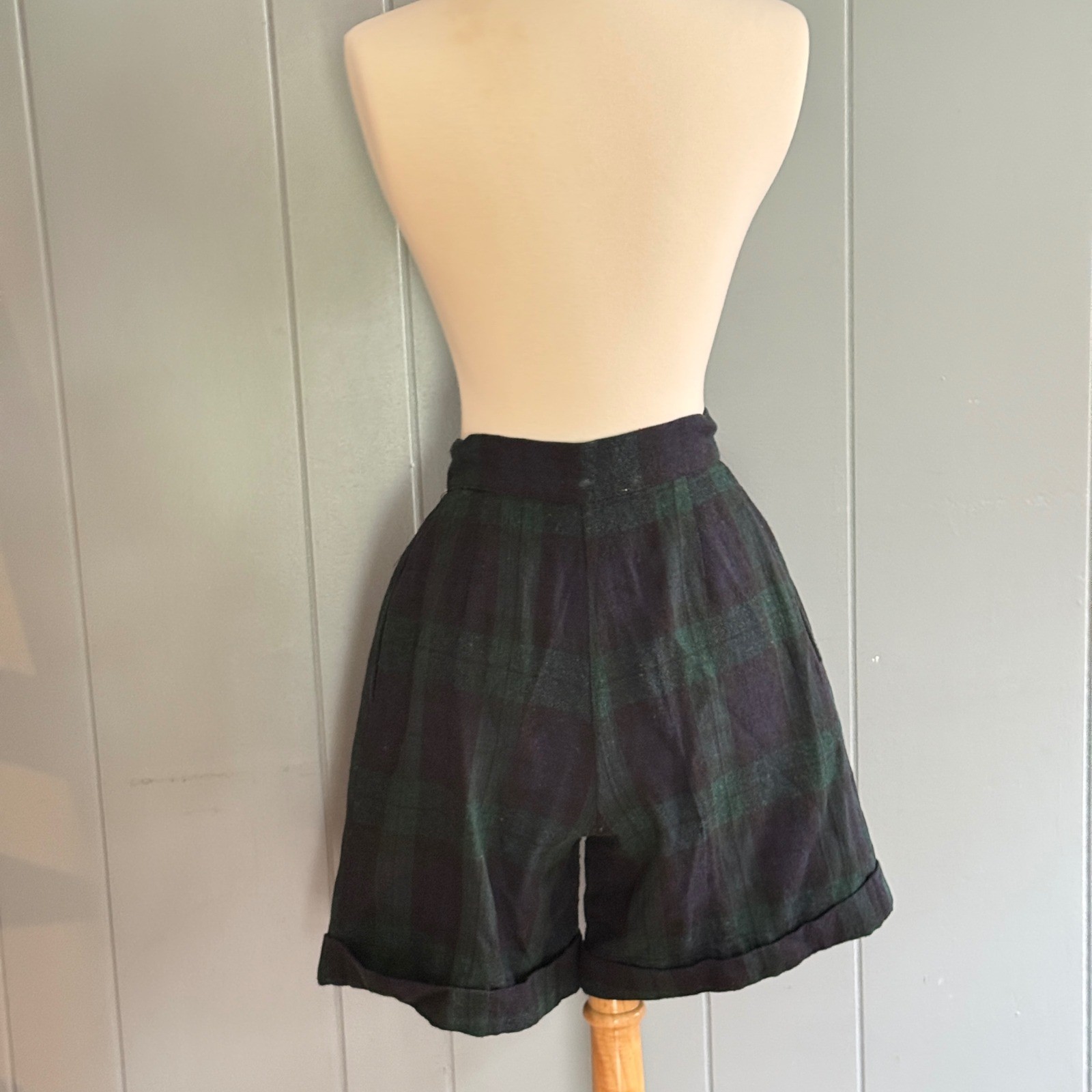 Vintage 90s Womens High Rise Pleated Long Shorts Black Watch Plaid Wool XS 23&Prime;